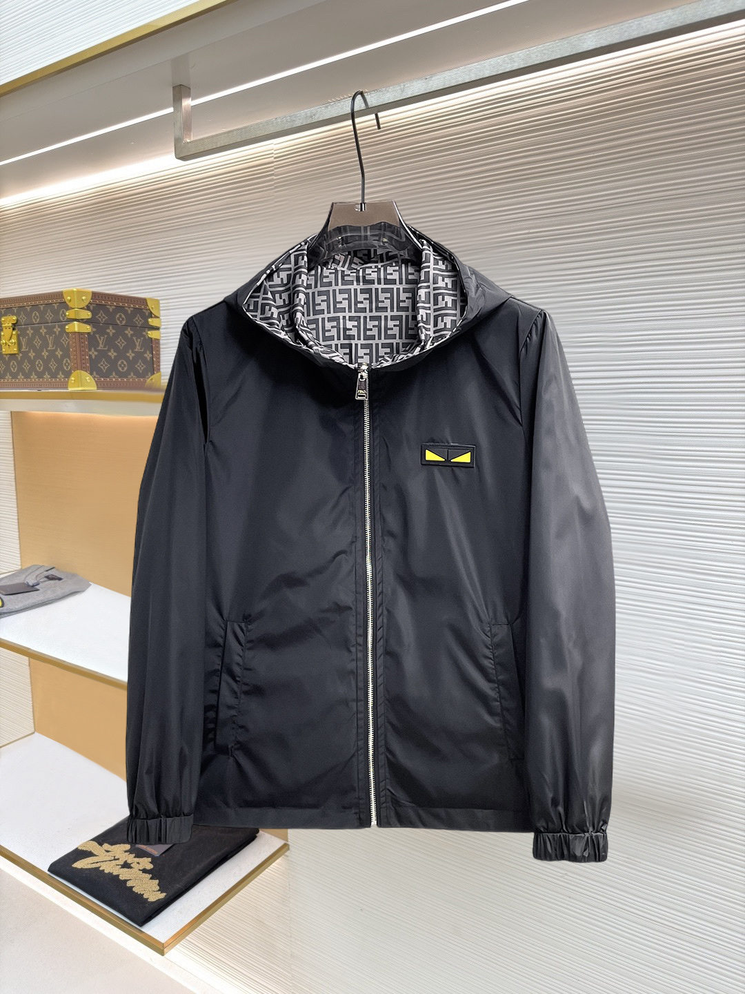 NO:874581,Same style as Fendi official website, on sale in advance!  2026ss new spring men's jackets, original high-end version with three standards!  With hidden hood, custom-made fabrics at the counter, highly breathable and comfortable, impeccable details, brand element design concept, reflecting high quality. It feels delicate and soft!  It presents a casual cut and the upper body shape is awesome!  Size M～3XL, maximum wearing capacity is 195 catties.,,fendi,jackets & coats,jackets & coats,hats,19860909芬迪 官网同款,提前发售！2026ss开春新款男士夹克外套,原单三标齐全高端版本！带隐藏帽,专柜定制面料 透气舒适度高,细节无可挑剔,品牌元素设计理念,体现高品质.手感细腻柔软！呈现休闲裁剪,上身版型超赞！码数M～3XL,最大穿195斤.,,fendi,jackets & coats,jackets & coats,hats,,Men's clothing
