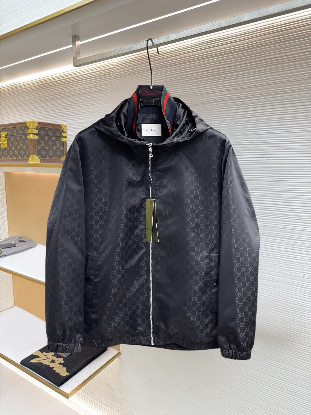 NO:874587,Same style as Gucci official website, on sale in advance!  2026ss new spring men's jackets, original high-end version with three standards!  With hidden hood, custom-made fabrics at the counter, highly breathable and comfortable, impeccable details, brand element design concept, reflecting high quality. It feels delicate and soft!  It presents a casual cut and the upper body shape is awesome!  Size M～3XL, maximum wearing capacity is 195 catties.,,jackets & coats,jackets & coats,hats,19860909古奇 官网同款,提前发售！2026ss开春新款男士夹克外套,原单三标齐全高端版本！带隐藏帽,专柜定制面料 透气舒适度高,细节无可挑剔,品牌元素设计理念,体现高品质.手感细腻柔软！呈现休闲裁剪,上身版型超赞！码数M～3XL,最大穿195斤.,,jackets & coats,jackets & coats,hats,,Men's clothing