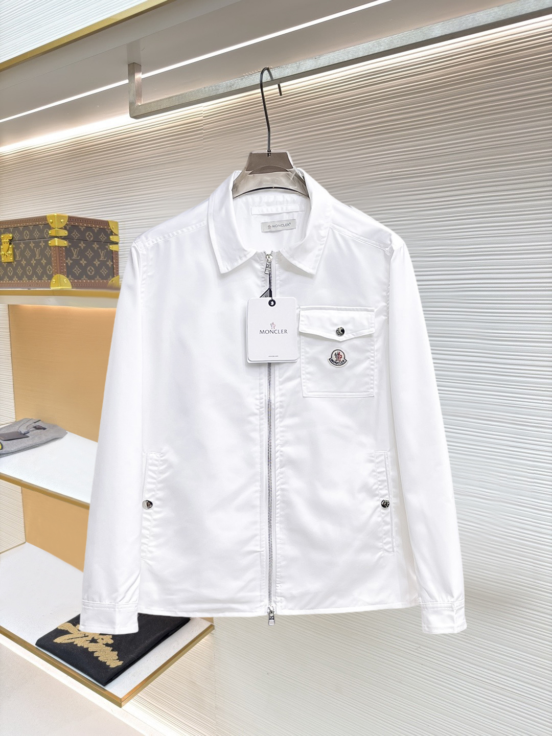 NO:874593,Same style as Mengkou official website, on sale in advance!  2026ss new spring men's jackets, original high-end version with three standards!  With hidden hood, custom-made fabrics at the counter, highly breathable and comfortable, impeccable details, brand element design concept, reflecting high quality. It feels delicate and soft!  It presents a casual cut and the upper body shape is awesome!  Size M～3XL, maximum wearing capacity is 195 catties.,,Moncler,jackets & coats,jackets & coats,hats,19860909蒙口 官网同款,提前发售！2026ss开春新款男士夹克外套,原单三标齐全高端版本！带隐藏帽,专柜定制面料 透气舒适度高,细节无可挑剔,品牌元素设计理念,体现高品质.手感细腻柔软！呈现休闲裁剪,上身版型超赞！码数M～3XL,最大穿195斤.,,Moncler,jackets & coats,jackets & coats,hats,,Men's clothing