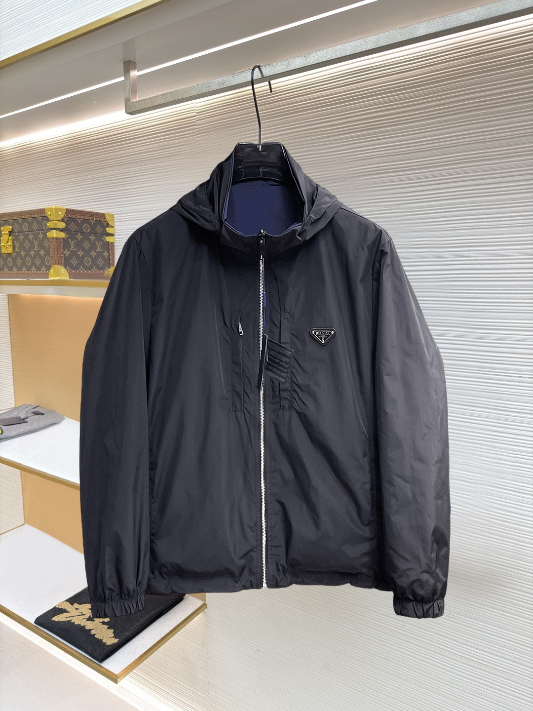 NO:874599,Same style as Prada official website, on sale in advance!  2026ss new spring men's jackets, original high-end version with three standards!  With hidden hood, custom-made fabrics at the counter, highly breathable and comfortable, impeccable details, brand element design concept, reflecting high quality. It feels delicate and soft!  It presents a casual cut and the upper body shape is awesome!  Size M～3XL, maximum wearing capacity is 195 catties.,,prada,jackets & coats,jackets & coats,hats,19860909普拉达 官网同款,提前发售！2026ss开春新款男士夹克外套,原单三标齐全高端版本！带隐藏帽,专柜定制面料 透气舒适度高,细节无可挑剔,品牌元素设计理念,体现高品质.手感细腻柔软！呈现休闲裁剪,上身版型超赞！码数M～3XL,最大穿195斤.,,prada,jackets & coats,jackets & coats,hats,,Men's clothing