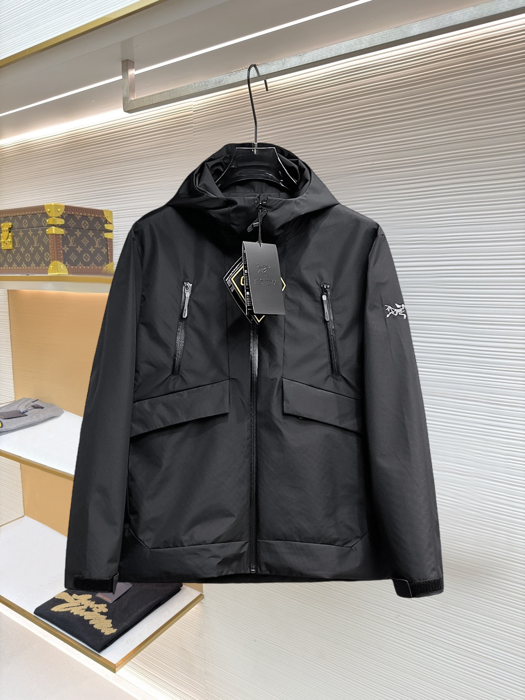 NO:874605,Same style as Arc’teryx official website, on sale in advance!  2026ss new spring men's jackets, original high-end version with three standards!  With hidden hood, custom-made fabrics at the counter, highly breathable and comfortable, impeccable details, brand element design concept, reflecting high quality. It feels delicate and soft!  It presents a casual cut and the upper body shape is awesome!  Size M～3XL, maximum wearing capacity is 195 catties.,arc'teryx,jackets & coats,jackets & coats,hats,19860909始祖鸟 官网同款,提前发售！2026ss开春新款男士夹克外套,原单三标齐全高端版本！带隐藏帽,专柜定制面料 透气舒适度高,细节无可挑剔,品牌元素设计理念,体现高品质.手感细腻柔软！呈现休闲裁剪,上身版型超赞！码数M～3XL,最大穿195斤.,arc'teryx,jackets & coats,jackets & coats,hats,,Men's clothing