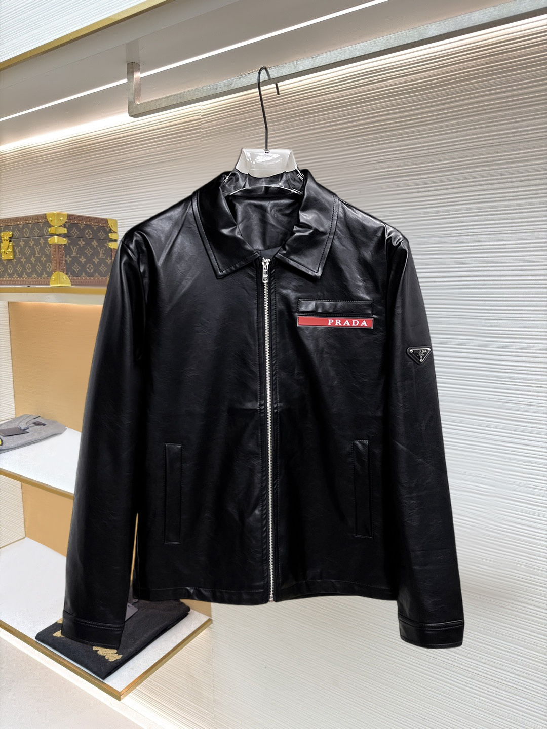 NO:949910,Prada (high-end quality) 2026 early autumn new stylish casual leather jacket, imported original technical fabrics, comfortable and breathable upper body, exquisite hand-embroidered letter logo on the chest, unique design reversible style, digital positioning printing technology on the reverse, highlighting the personality of young people, original hardware accessories, extremely high-grade, handsome upper body!  M-3XL,,prada,jackets & coats,jackets & coats,leather jacket,19860909普拉达（高端品质）2026早秋新品时尚休闲皮衣夹克外套,进口原版科技面料,上身舒适透气,胸前精致手工刺绣工艺字母logo,独特设计两面穿风格,反面数码定位印花工艺,彰显了年轻人的个性,原版五金辅料,档次极高,上身帅气十足！M-3XL,,prada,jackets & coats,jackets & coats,leather jacket,,Men's clothing