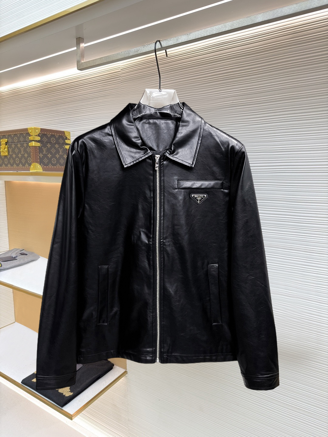 NO:874617,Prada (high-end quality) 2026 early spring new stylish casual leather jacket, imported original technical fabrics, comfortable and breathable upper body, exquisite hand-embroidered letter logo on the chest, unique design reversible style, digital positioning printing technology on the reverse, highlighting the personality of young people, original hardware accessories, extremely high-grade, handsome upper body!  M-3XL,,prada,jackets & coats,jackets & coats,leather jacket,19860909普拉达（高端品质）2026早春新品时尚休闲皮衣夹克外套,进口原版科技面料,上身舒适透气,胸前精致手工刺绣工艺字母logo,独特设计两面穿风格,反面数码定位印花工艺,彰显了年轻人的个性,原版五金辅料,档次极高,上身帅气十足！M-3XL,,prada,jackets & coats,jackets & coats,leather jacket,,Men's clothing