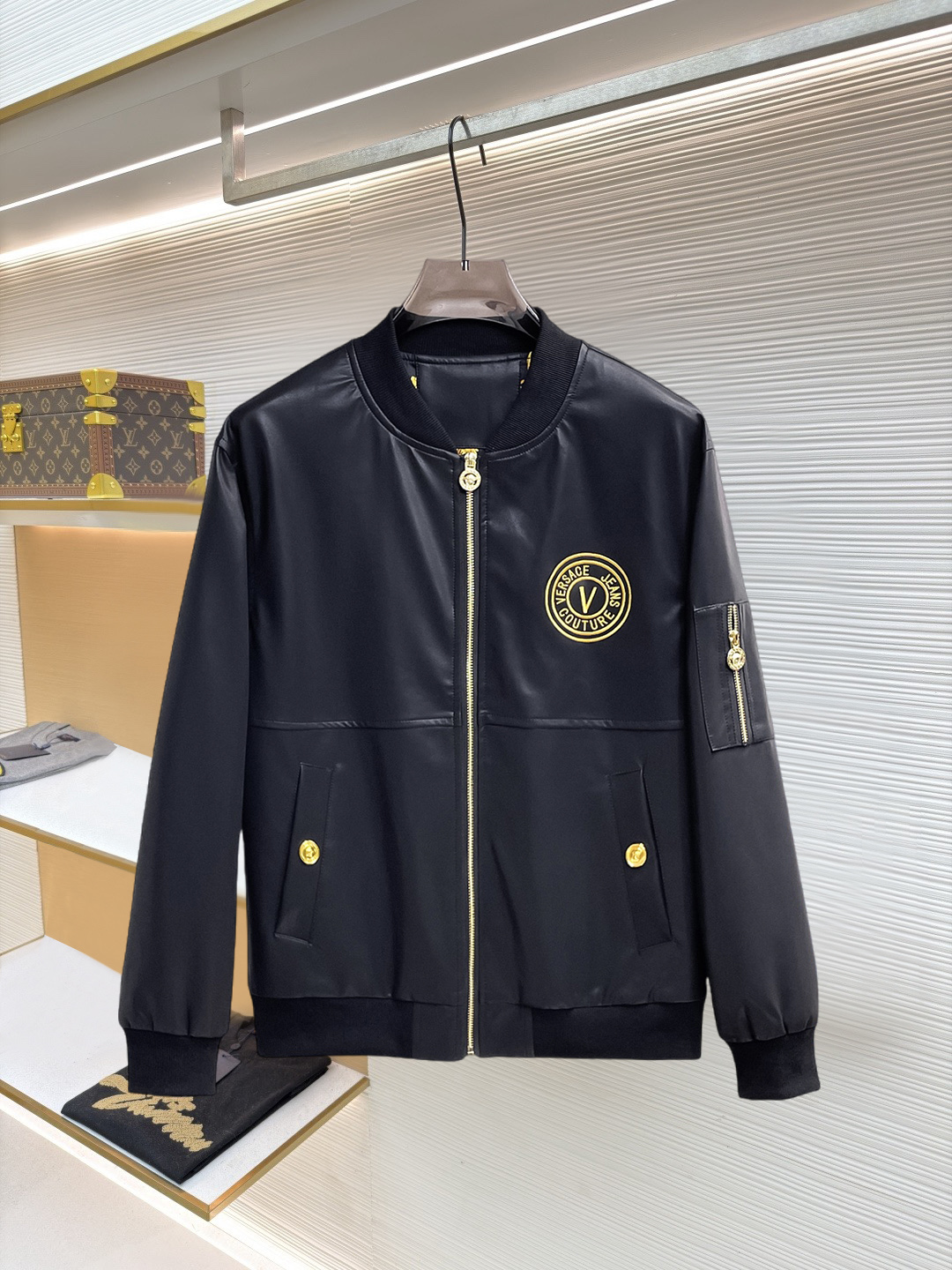 NO:874625,Versace (high-end quality) 2026 early spring new stylish casual leather jacket, imported original technical fabrics, comfortable and breathable upper body, exquisite hand-embroidered letter logo on the chest, unique design reversible style, digital positioning printing technology on the reverse, highlighting the personality of young people, original hardware accessories, extremely high-grade, handsome upper body!  M-3XL,,versace,jackets & coats,jackets & coats,leather jacket,19860909范思哲（高端品质）2026早春新品时尚休闲皮衣夹克外套,进口原版科技面料,上身舒适透气,胸前精致手工刺绣工艺字母logo,独特设计两面穿风格,反面数码定位印花工艺,彰显了年轻人的个性,原版五金辅料,档次极高,上身帅气十足！M-3XL,,versace,jackets & coats,jackets & coats,leather jacket,,Men's clothing