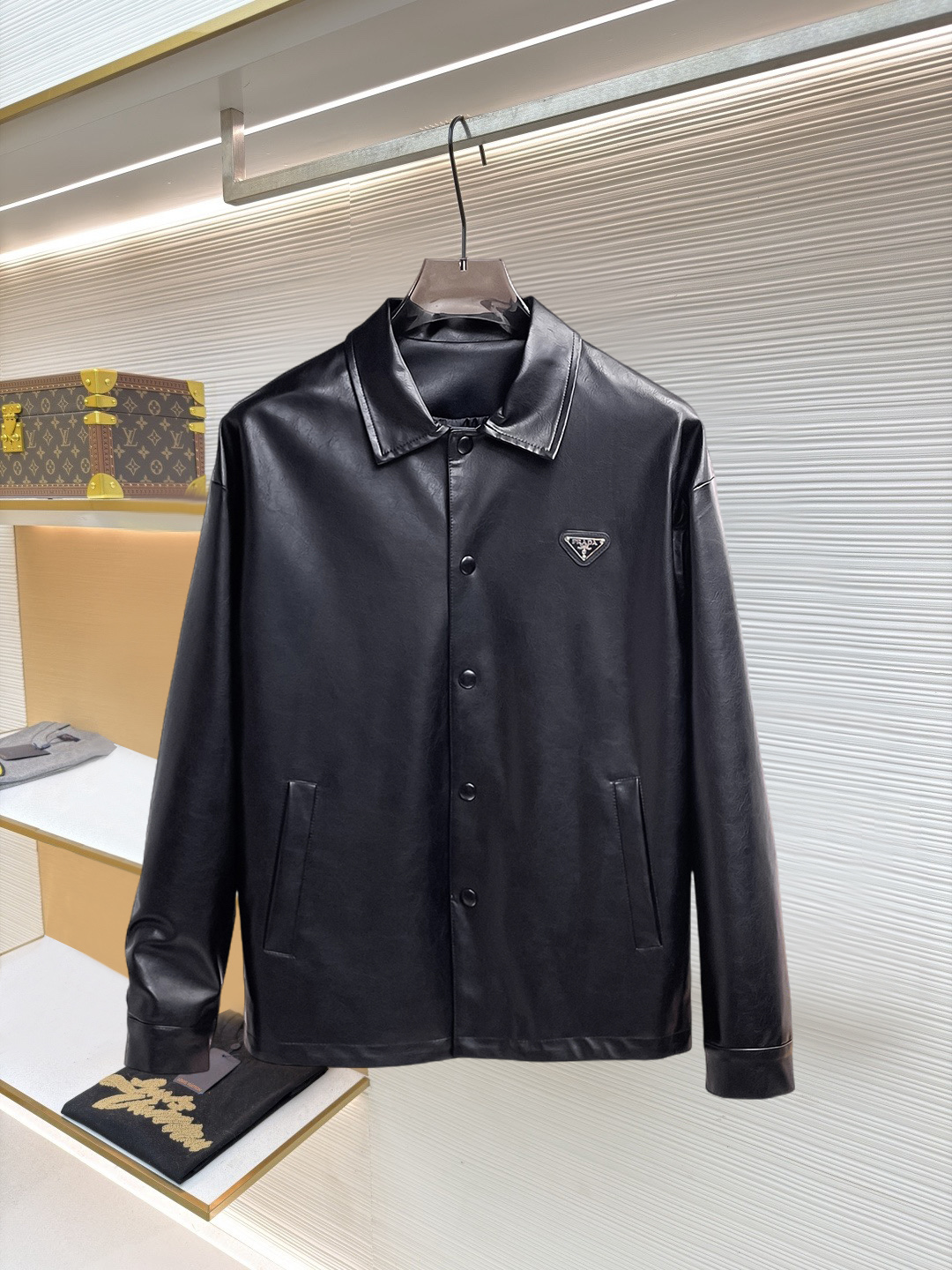 NO:874570,Prada (high-end quality) 2026 early spring new stylish casual leather jacket, imported original technical fabrics, comfortable and breathable upper body, exquisite hand-embroidered letter logo on the chest, unique design reversible style, digital positioning printing technology on the reverse, highlighting the personality of young people, original hardware accessories, extremely high-grade, handsome upper body!  M-3XL,,prada,jackets & coats,jackets & coats,leather jacket,19860909普拉达（高端品质）2026早春新品时尚休闲皮衣夹克外套,进口原版科技面料,上身舒适透气,胸前精致手工刺绣工艺字母logo,独特设计两面穿风格,反面数码定位印花工艺,彰显了年轻人的个性,原版五金辅料,档次极高,上身帅气十足！M-3XL,,prada,jackets & coats,jackets & coats,leather jacket,,Men's clothing