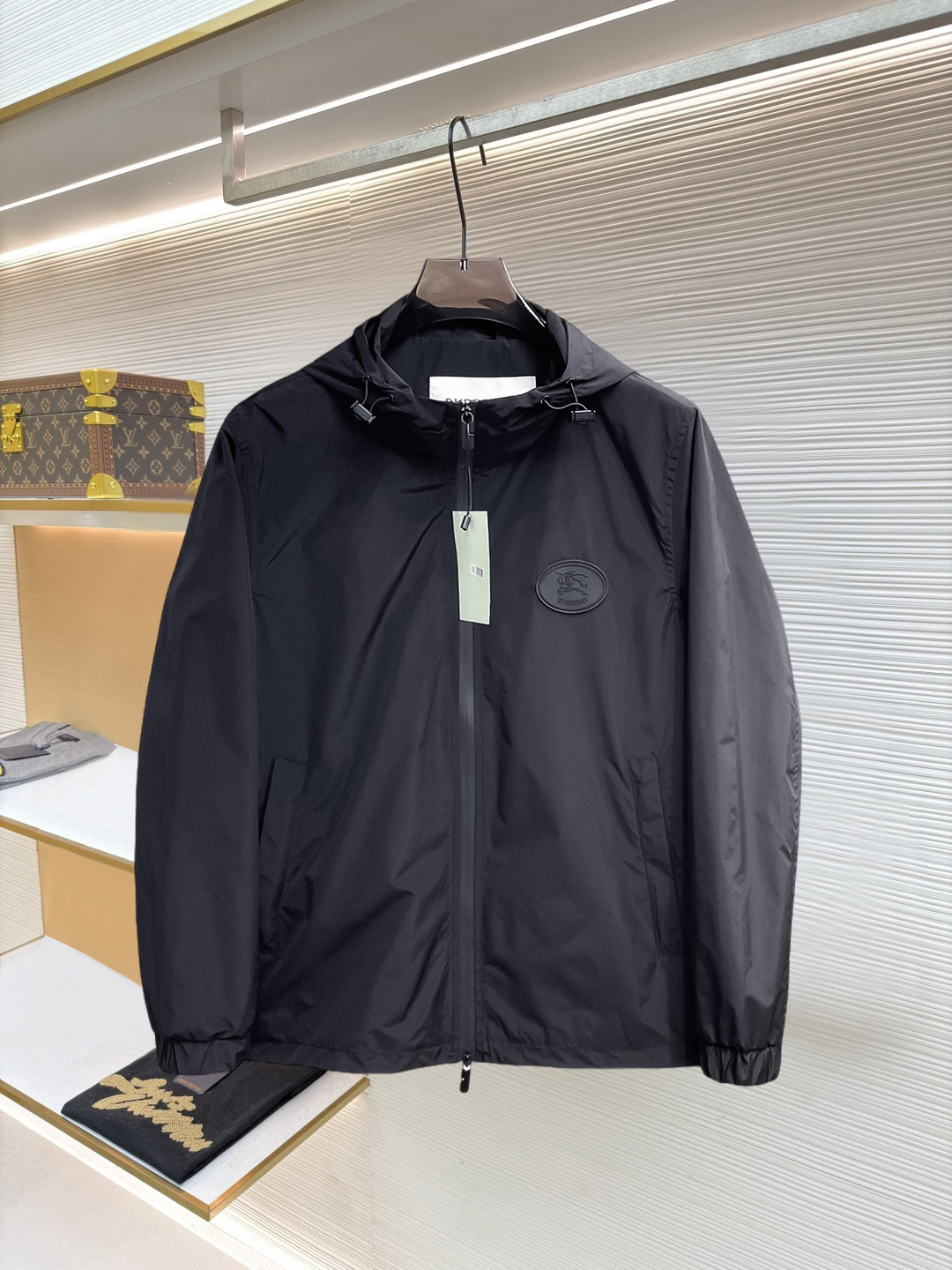 NO:874577,Same style as Burberry official website, on sale in advance!  2026ss new spring men's jackets, original high-end version with three standards!  With hidden hood, custom-made fabrics at the counter, highly breathable and comfortable, impeccable details, brand element design concept, reflecting high quality. It feels delicate and soft!  It presents a casual cut and the upper body shape is awesome!  Size M～3XL, maximum wearing capacity is 195 catties.,,burberry,jackets & coats,jackets & coats,hats,19860909巴宝莉 官网同款,提前发售！2026ss开春新款男士夹克外套,原单三标齐全高端版本！带隐藏帽,专柜定制面料 透气舒适度高,细节无可挑剔,品牌元素设计理念,体现高品质.手感细腻柔软！呈现休闲裁剪,上身版型超赞！码数M～3XL,最大穿195斤.,,burberry,jackets & coats,jackets & coats,hats,,Men's clothing