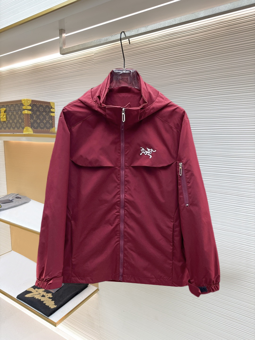 NO:874583,Same style as Arc’teryx official website, on sale in advance!  2026ss new spring men's jackets, original high-end version with three standards!  With hidden hood, custom-made fabrics at the counter, highly breathable and comfortable, impeccable details, brand element design concept, reflecting high quality. It feels delicate and soft!  It presents a casual cut and the upper body shape is awesome!  Size M～3XL, maximum wearing capacity is 195 catties.,arc'teryx,jackets & coats,jackets & coats,hats,19860909始祖鸟 官网同款,提前发售！2026ss开春新款男士夹克外套,原单三标齐全高端版本！带隐藏帽,专柜定制面料 透气舒适度高,细节无可挑剔,品牌元素设计理念,体现高品质.手感细腻柔软！呈现休闲裁剪,上身版型超赞！码数M～3XL,最大穿195斤.,arc'teryx,jackets & coats,jackets & coats,hats,,Men's clothing