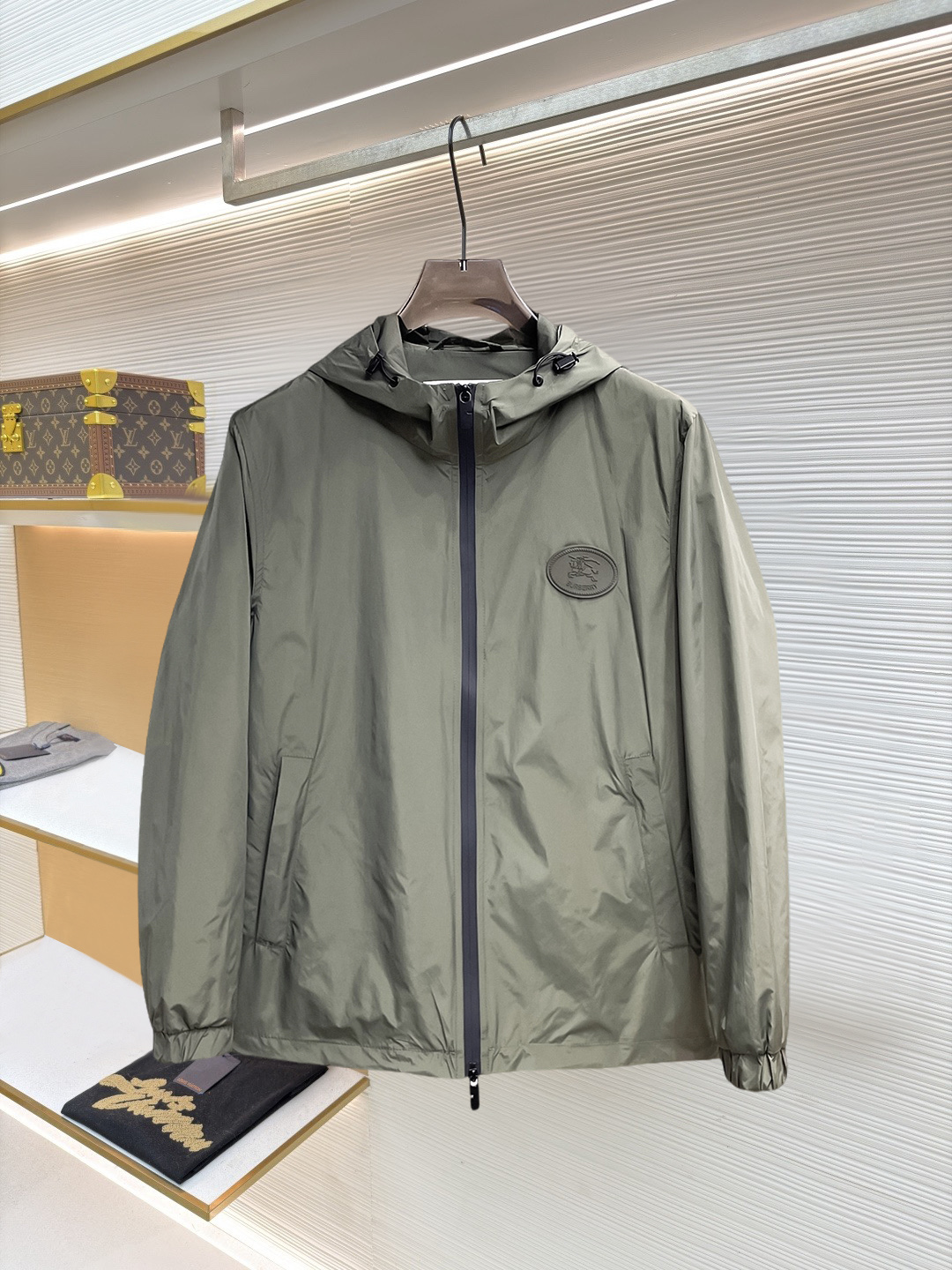 NO:874589,Same style as Burberry official website, on sale in advance!  2026ss new spring men's jackets, original high-end version with three standards!  With hidden hood, custom-made fabrics at the counter, highly breathable and comfortable, impeccable details, brand element design concept, reflecting high quality. It feels delicate and soft!  It presents a casual cut and the upper body shape is awesome!  Size M～3XL, maximum wearing capacity is 195 catties.,,burberry,jackets & coats,jackets & coats,hats,19860909巴宝莉 官网同款,提前发售！2026ss开春新款男士夹克外套,原单三标齐全高端版本！带隐藏帽,专柜定制面料 透气舒适度高,细节无可挑剔,品牌元素设计理念,体现高品质.手感细腻柔软！呈现休闲裁剪,上身版型超赞！码数M～3XL,最大穿195斤.,,burberry,jackets & coats,jackets & coats,hats,,Men's clothing