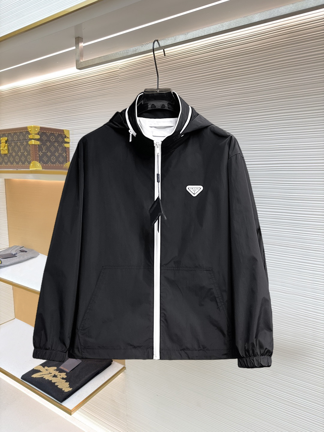 NO:874595,Same style as Prada official website, on sale in advance!  2026ss new spring men's jackets, original high-end version with three standards!  With hidden hood, custom-made fabrics at the counter, highly breathable and comfortable, impeccable details, brand element design concept, reflecting high quality. It feels delicate and soft!  It presents a casual cut and the upper body shape is awesome!  Size M～3XL, maximum wearing capacity is 195 catties.,,prada,jackets & coats,jackets & coats,hats,19860909普拉达 官网同款,提前发售！2026ss开春新款男士夹克外套,原单三标齐全高端版本！带隐藏帽,专柜定制面料 透气舒适度高,细节无可挑剔,品牌元素设计理念,体现高品质.手感细腻柔软！呈现休闲裁剪,上身版型超赞！码数M～3XL,最大穿195斤.,,prada,jackets & coats,jackets & coats,hats,,Men's clothing