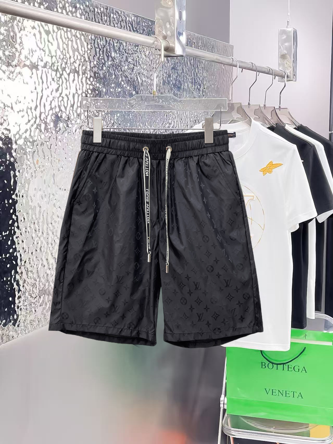 NO:862613,LV three-standard complete 2026 summer new men's casual shorts, advanced custom-made breathable fabrics, extremely breathable, elastic and comfortable, impeccable details, top-grade accessories, original logo design concept, delicate and soft feel!  The upper body fit is awesome!  Sizes M-XXXL, please state your height and weight when ordering,,louis vuitton,shorts,19860909LV 三标齐全 2026夏季新款男士休闲短裤,高级定制面料透气面料 透气弹力舒适度极高,细节无可挑剔,顶级辅料配备,原版logo设计理念,手感细腻柔软！上身版型超赞！尺码M-XXXL下单报身高体重,,louis vuitton,shorts,,Men's clothing
