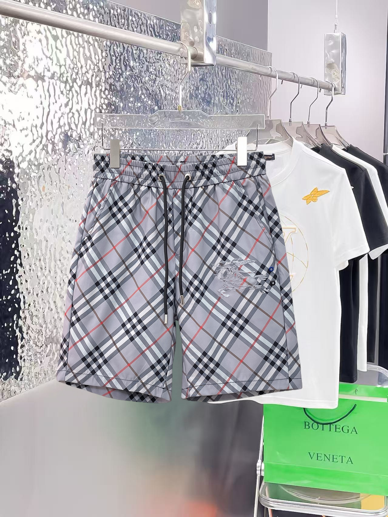NO:841356,Burberry's three-standard complete 2026 new summer men's casual shorts, advanced custom-made breathable fabrics, extremely breathable, elastic and comfortable, impeccable details, top-grade accessories, original logo design concept, delicate and soft feel!  The upper body fit is awesome!  Sizes M-XXXL, please state your height and weight when ordering, burberry, shorts,19860909巴宝莉 三标齐全 2026夏季新款男士休闲短裤,高级定制面料透气面料 透气弹力舒适度极高,细节无可挑剔,顶级辅料配备,原版logo设计理念,手感细腻柔软！上身版型超赞！尺码M-XXXL下单报身高体重,,burberry,shorts,,Men's clothing