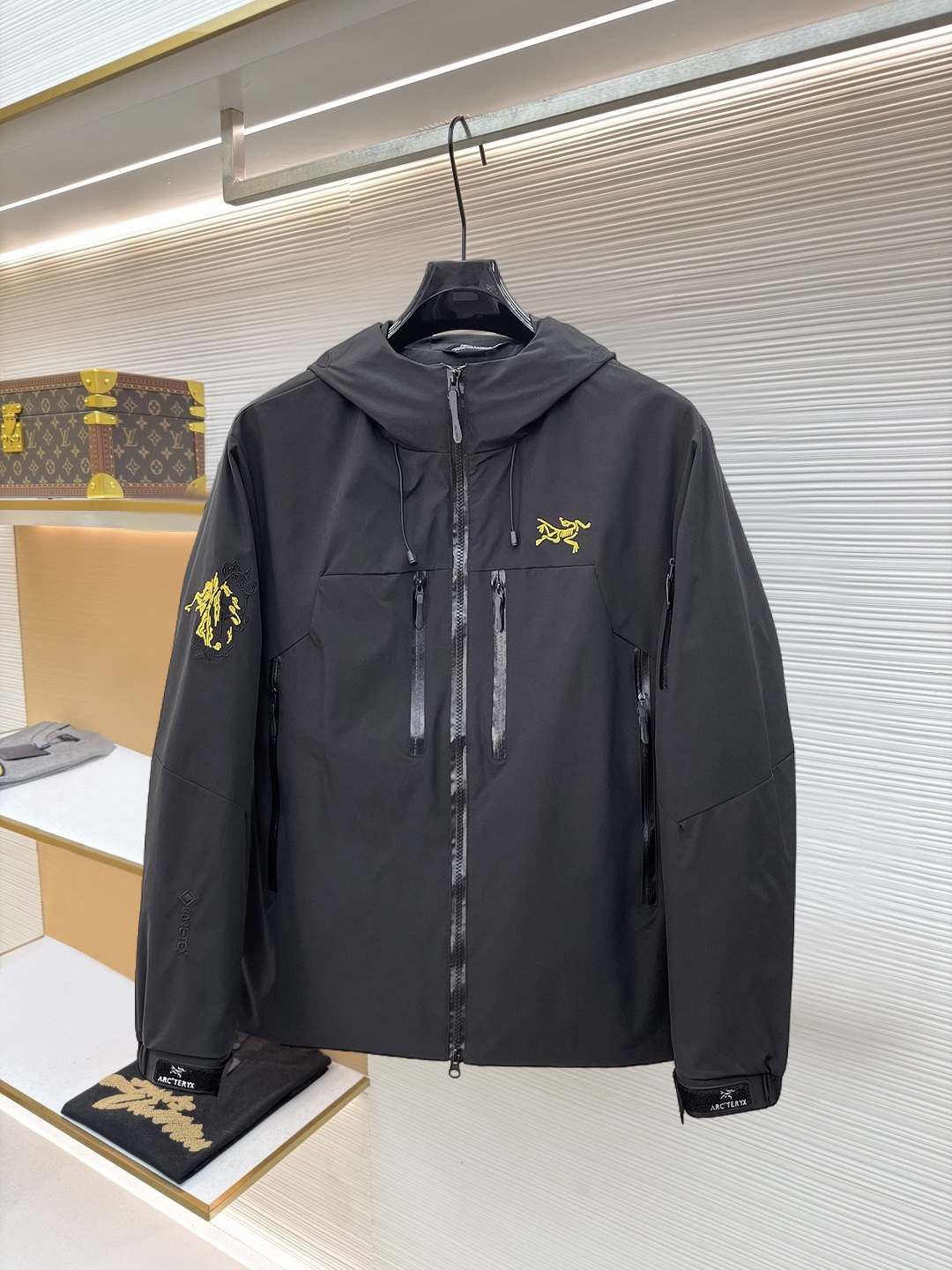 NO:874692,Same style as Arc’teryx official website, on sale in advance!  2026ss new spring men's jackets, original high-end version with three standards!  With hidden hood, custom-made fabrics at the counter, highly breathable and comfortable, impeccable details, brand element design concept, reflecting high quality. It feels delicate and soft!  It presents a casual cut and the upper body shape is awesome!  Size M～3XL, maximum wearing capacity is 195 catties.,arc'teryx,jackets & coats,jackets & coats,hats,19860909始祖鸟 官网同款,提前发售！2026ss开春新款男士夹克外套,原单三标齐全高端版本！带隐藏帽,专柜定制面料 透气舒适度高,细节无可挑剔,品牌元素设计理念,体现高品质.手感细腻柔软！呈现休闲裁剪,上身版型超赞！码数M～3XL,最大穿195斤.,arc'teryx,jackets & coats,jackets & coats,hats,,Men's clothing