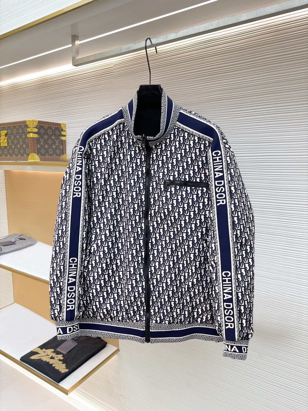 NO:874698,Same style as Dior official website, on sale in advance!  2026ss spring new men's double-sided jacket, original single and three-standard high-end version!  With hidden hood, custom-made fabrics at the counter, highly breathable and comfortable, impeccable details, brand element design concept, reflecting high quality. It feels delicate and soft!  It presents a casual cut and the upper body shape is awesome!  Size M～3XL, maximum wearing capacity is 195 catties.,,dior,jackets & coats,jackets & coats,hats,19860909迪奥 官网同款,提前发售！2026ss开春新款男士双面夹克外套,原单三标齐全高端版本！带隐藏帽,专柜定制面料 透气舒适度高,细节无可挑剔,品牌元素设计理念,体现高品质.手感细腻柔软！呈现休闲裁剪,上身版型超赞！码数M～3XL,最大穿195斤.,,dior,jackets & coats,jackets & coats,hats,,Men's clothing