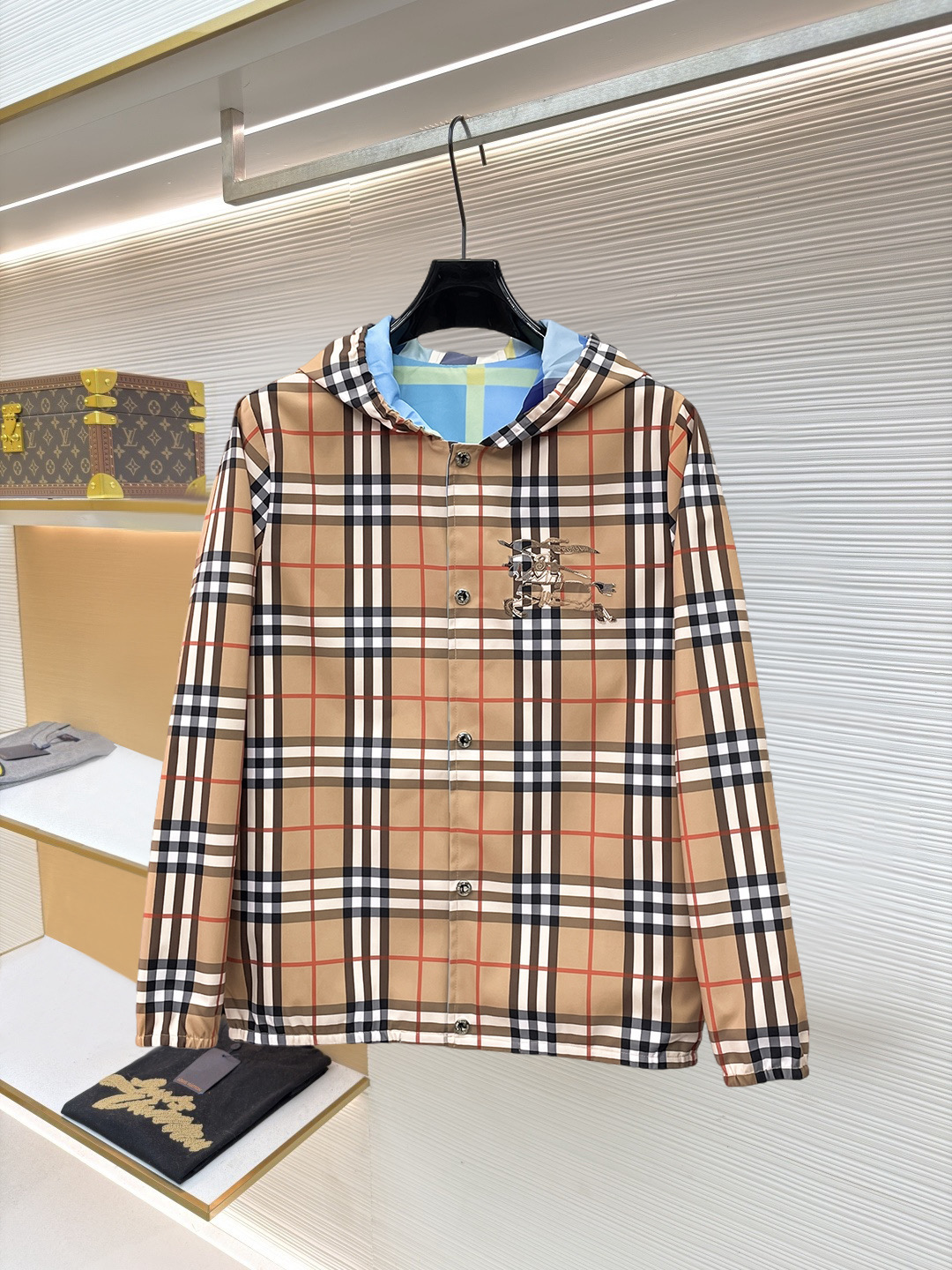 NO:874634,The same style as Burberry's official website, complete with three labels, on sale in advance. 2026ss new spring men's jacket, reversible original single with three labels, high-end version. Custom-made fabrics at the counter. Highly breathable and comfortable, impeccable details, brand element design concept, reflecting high quality. Delicate and soft feel. Casual tailoring, excellent upper body shape. Size M~3XL, maximum wear 195 catties,, burberry, jackets & coats, jackets & coats,19860909巴宝莉 官网同款,三标齐全,提前发售 2026ss开春新款男士夹克外套,双面穿原单三标齐全高端版本 专柜定制面料 透气舒适度高,细节无可挑剔,品牌元素设计理念,体现高品质.手感细腻柔软 呈现休闲裁剪,上身版型超赞 码数M～3XL,最大穿195斤,,burberry,jackets & coats,jackets & coats,,Men's clothing