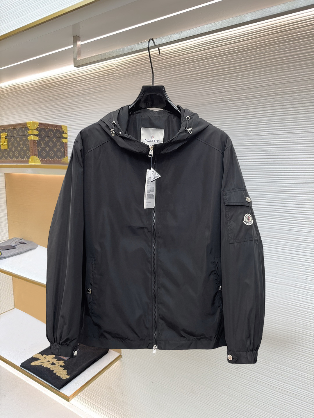 NO:874641,Same style as Mengkou official website, on sale in advance!  2026ss new spring men's jackets, original high-end version with three standards!  With hidden hood, custom-made fabrics at the counter, highly breathable and comfortable, impeccable details, brand element design concept, reflecting high quality. It feels delicate and soft!  It presents a casual cut and the upper body shape is awesome!  Size M～3XL, maximum wearing capacity is 195 catties.,,Moncler,jackets & coats,jackets & coats,hats,19860909蒙口 官网同款,提前发售！2026ss开春新款男士夹克外套,原单三标齐全高端版本！带隐藏帽,专柜定制面料 透气舒适度高,细节无可挑剔,品牌元素设计理念,体现高品质.手感细腻柔软！呈现休闲裁剪,上身版型超赞！码数M～3XL,最大穿195斤.,,Moncler,jackets & coats,jackets & coats,hats,,Men's clothing