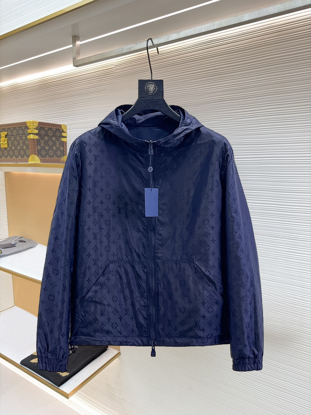 NO:874649,The same style as the LV official website, complete with three labels, sold in advance. 2026ss new spring men's jacket, reversible original single with three labels, high-end version. Custom-made fabrics at the counter. Highly breathable and comfortable, impeccable details, brand element design concept, reflecting high quality. Delicate and soft feel. Casual tailoring, excellent upper body shape. Size M~3XL, maximum wearing capacity is 195 pounds. Louis vuitton, jackets & coats,jackets & coats,19860909LV 官网同款,三标齐全,提前发售 2026ss开春新款男士夹克外套,双面穿原单三标齐全高端版本 专柜定制面料 透气舒适度高,细节无可挑剔,品牌元素设计理念,体现高品质.手感细腻柔软 呈现休闲裁剪,上身版型超赞 码数M～3XL,最大穿195斤,,louis vuitton,jackets & coats,jackets & coats,,Men's clothing