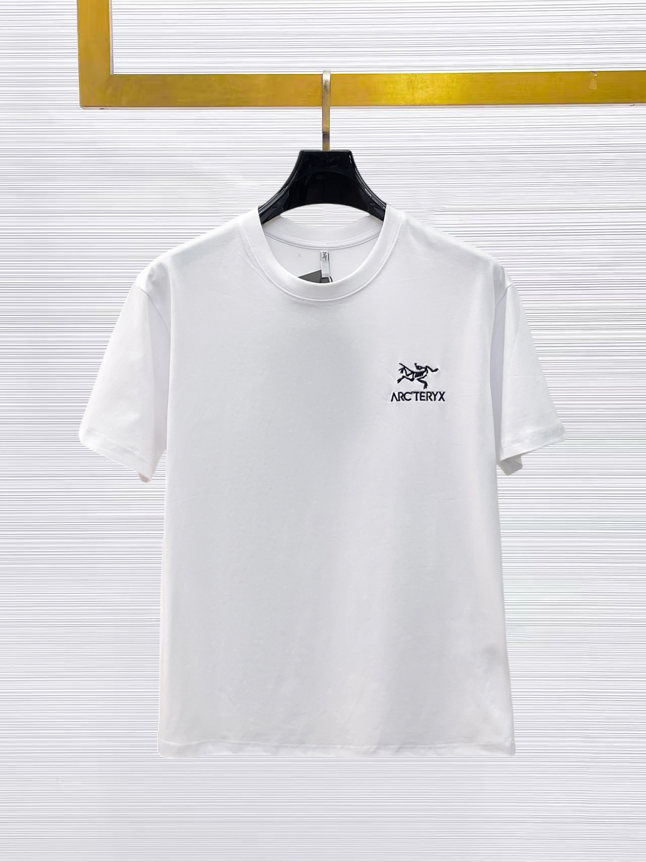 NO:874746,Arc'teryx's top products 2025 spring and summer new launch counter, the latest short-sleeved round neck T-shirt, high-end custom design, avant-garde and fashionable!  The brand logo is designed with heavy craftsmanship. High-end customized 260g fabric. Soft to the touch. Comfortable to wear. Exquisite stitching at the counter level. Fine workmanship. The upper body effect is incomparably handsome!  A must-have item for a stylish man!  Size M-XXXL,arc'teryx,T-shirt,tees,t-shirt,19860909始祖鸟 顶级货品2025春夏新款首发专柜最新款短袖圆领T恤 高端订制 设计前卫时尚！品牌logo重工艺设计 高端定制260克面料.手感柔软.穿着舒适.专柜级别精致车线.做工精细.上身效果无敌帅气！型男必备单品！码数M-XXXL,arc'teryx,T-shirt,tees，t-shirt,,Men's clothing