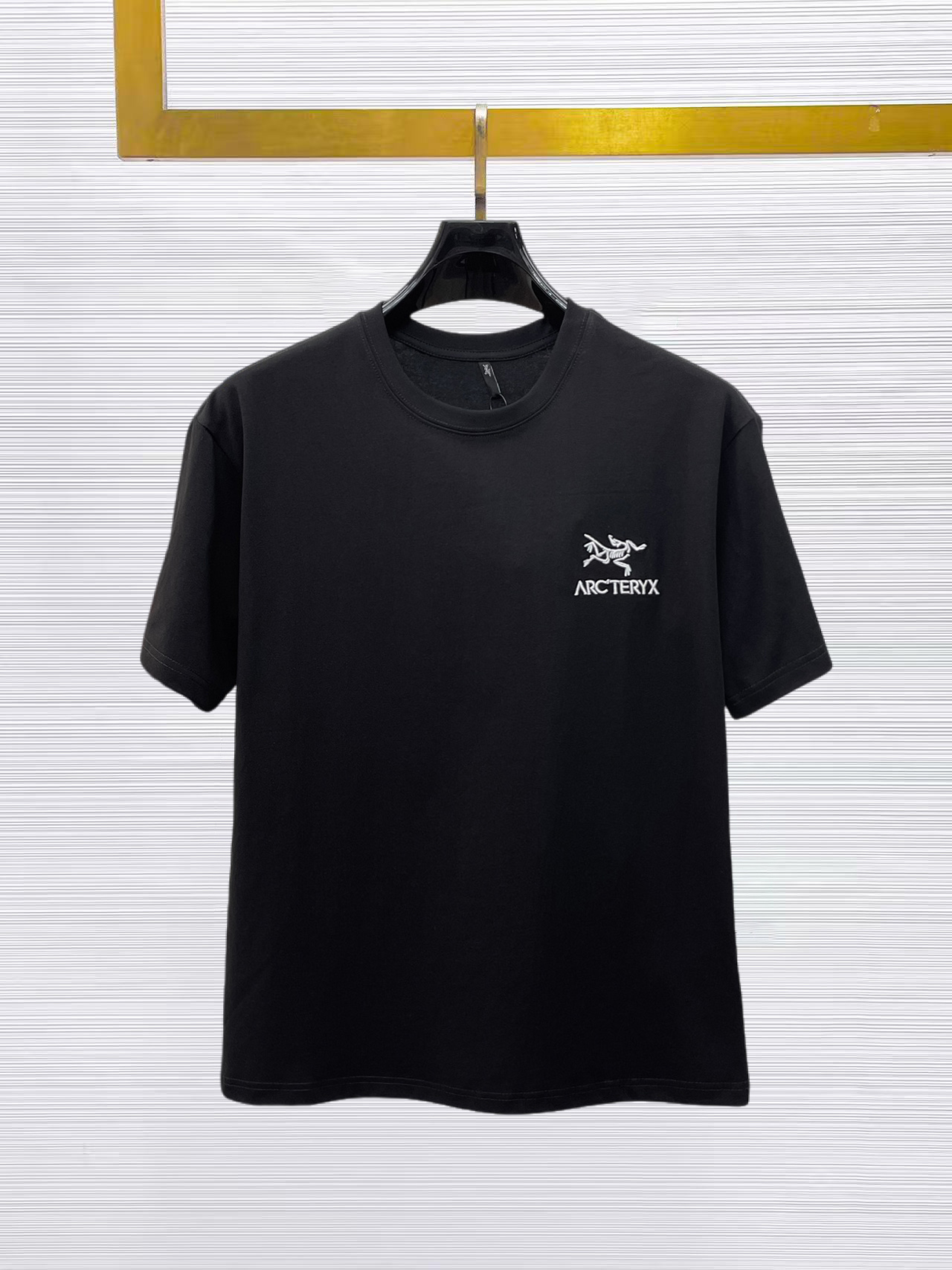 NO:874753,Burberry's top products 2025 spring and summer new debut counter latest short-sleeved round neck T-shirt, high-end custom design, avant-garde and fashionable!  The brand logo is designed with heavy craftsmanship. High-end customized 260g fabric. Soft to the touch. Comfortable to wear. Exquisite stitching at the counter level. Fine workmanship. The upper body effect is incomparably handsome!  A must-have item for a stylish man!  Size M-XXXL,,burberry,T-shirt,tees,t-shirt,19860909巴宝莉 顶级货品2025春夏新款首发专柜最新款短袖圆领T恤 高端订制 设计前卫时尚！品牌logo重工艺设计 高端定制260克面料.手感柔软.穿着舒适.专柜级别精致车线.做工精细.上身效果无敌帅气！型男必备单品！码数M-XXXL,,burberry,T-shirt,tees，t-shirt,,Men's clothing