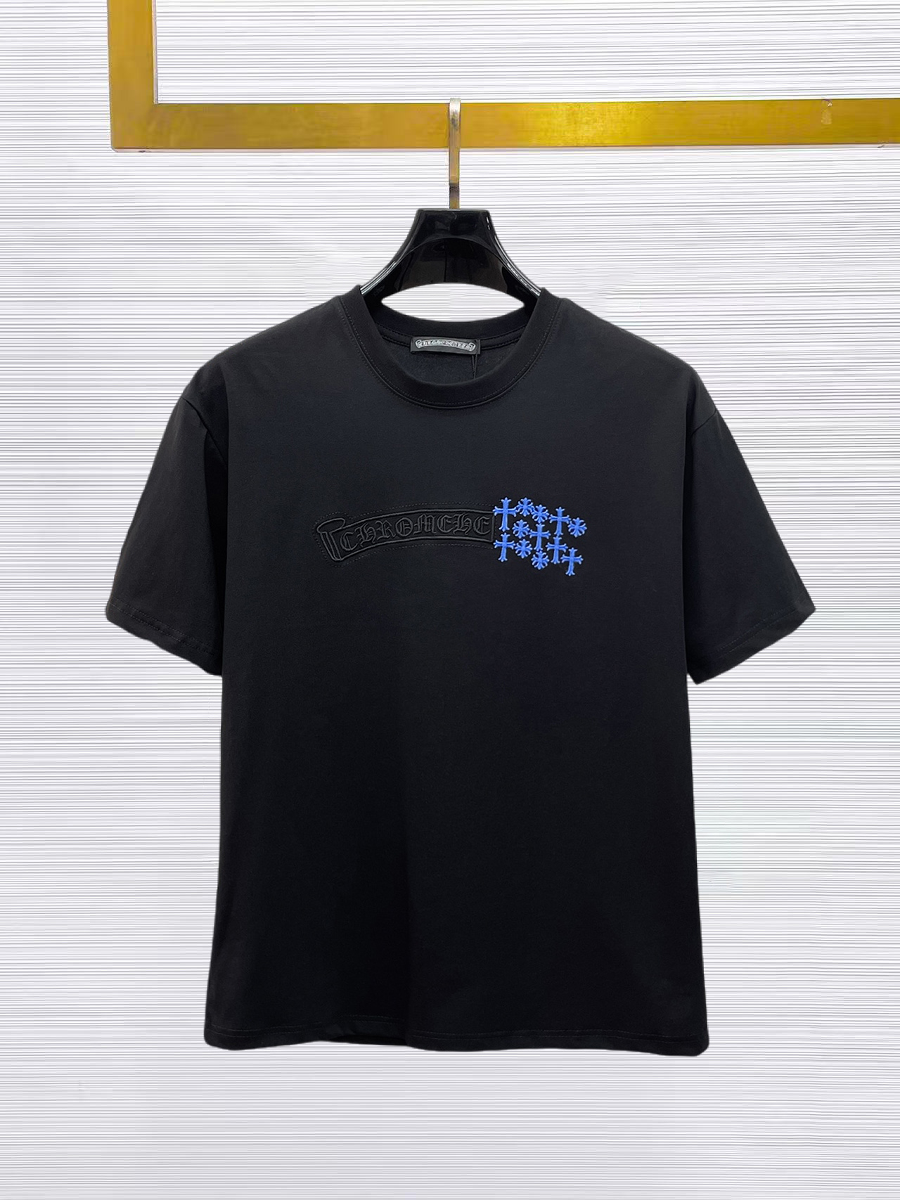 NO:874759,Crow Heart's top products 2025 spring and summer new debut counter latest short-sleeved round neck T-shirt, high-end custom design, avant-garde and fashionable!  The brand logo is designed with heavy craftsmanship. High-end customized 260g fabric. Soft to the touch. Comfortable to wear. Exquisite stitching at the counter level. Fine workmanship. The upper body effect is incomparably handsome!  A must-have item for a stylish man!  Size M-XXXL,,chrome hearts,T-shirt,tees,t-shirt,19860909克罗心 顶级货品2025春夏新款首发专柜最新款短袖圆领T恤 高端订制 设计前卫时尚！品牌logo重工艺设计 高端定制260克面料.手感柔软.穿着舒适.专柜级别精致车线.做工精细.上身效果无敌帅气！型男必备单品！码数M-XXXL,,chrome hearts,T-shirt,tees，t-shirt,,Men's clothing