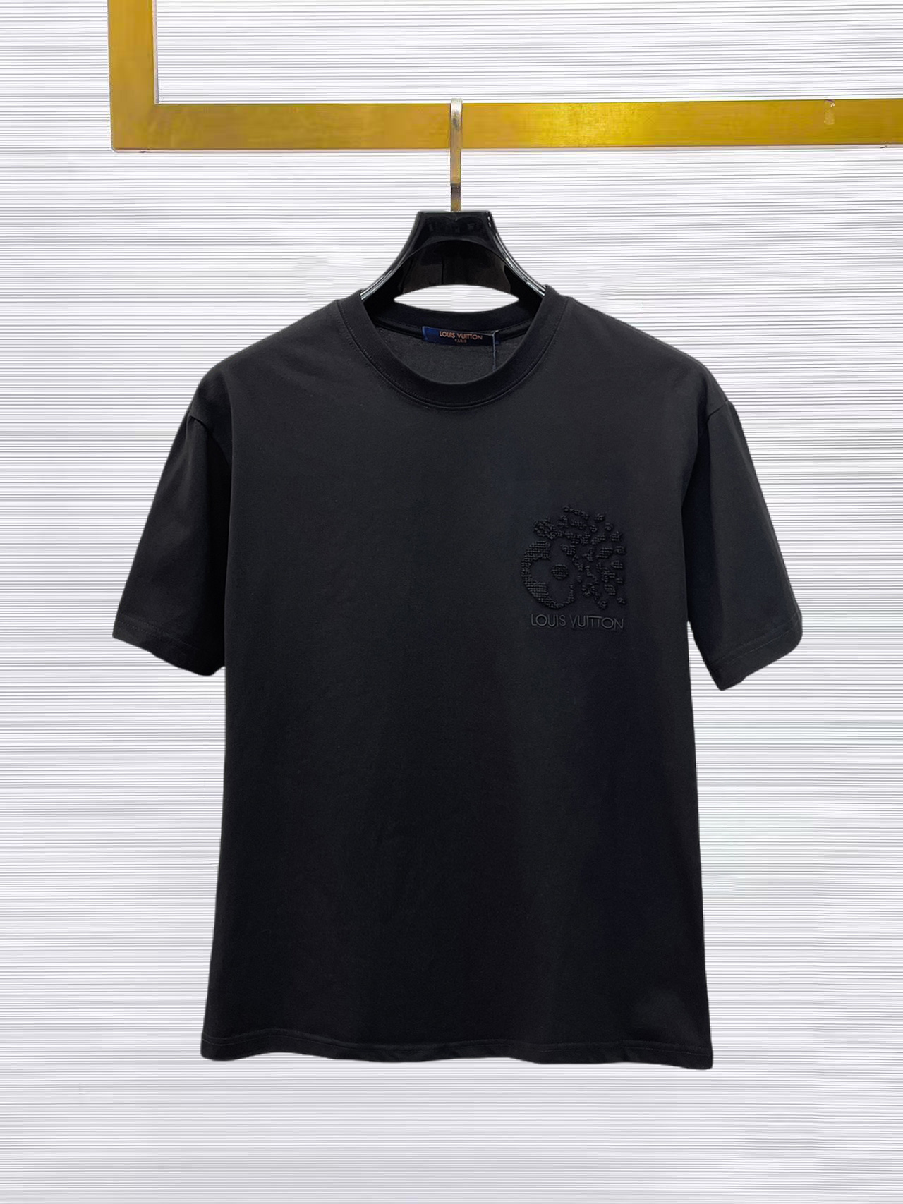 NO:874764,LV top products 2025 spring and summer new debut counter latest short-sleeved round neck T-shirt, high-end customization, avant-garde and fashionable design!  The brand logo is designed with heavy craftsmanship. High-end customized 260g fabric. Soft to the touch. Comfortable to wear. Exquisite stitching at the counter level. Fine workmanship. The upper body effect is incomparably handsome!  A must-have item for a stylish man!  Size M-XXXL,,louis vuitton,T-shirt,tees,t-shirt,19860909LV 顶级货品2025春夏新款首发专柜最新款短袖圆领T恤 高端订制 设计前卫时尚！品牌logo重工艺设计 高端定制260克面料.手感柔软.穿着舒适.专柜级别精致车线.做工精细.上身效果无敌帅气！型男必备单品！码数M-XXXL,,louis vuitton,T-shirt,tees，t-shirt,,Men's clothing
