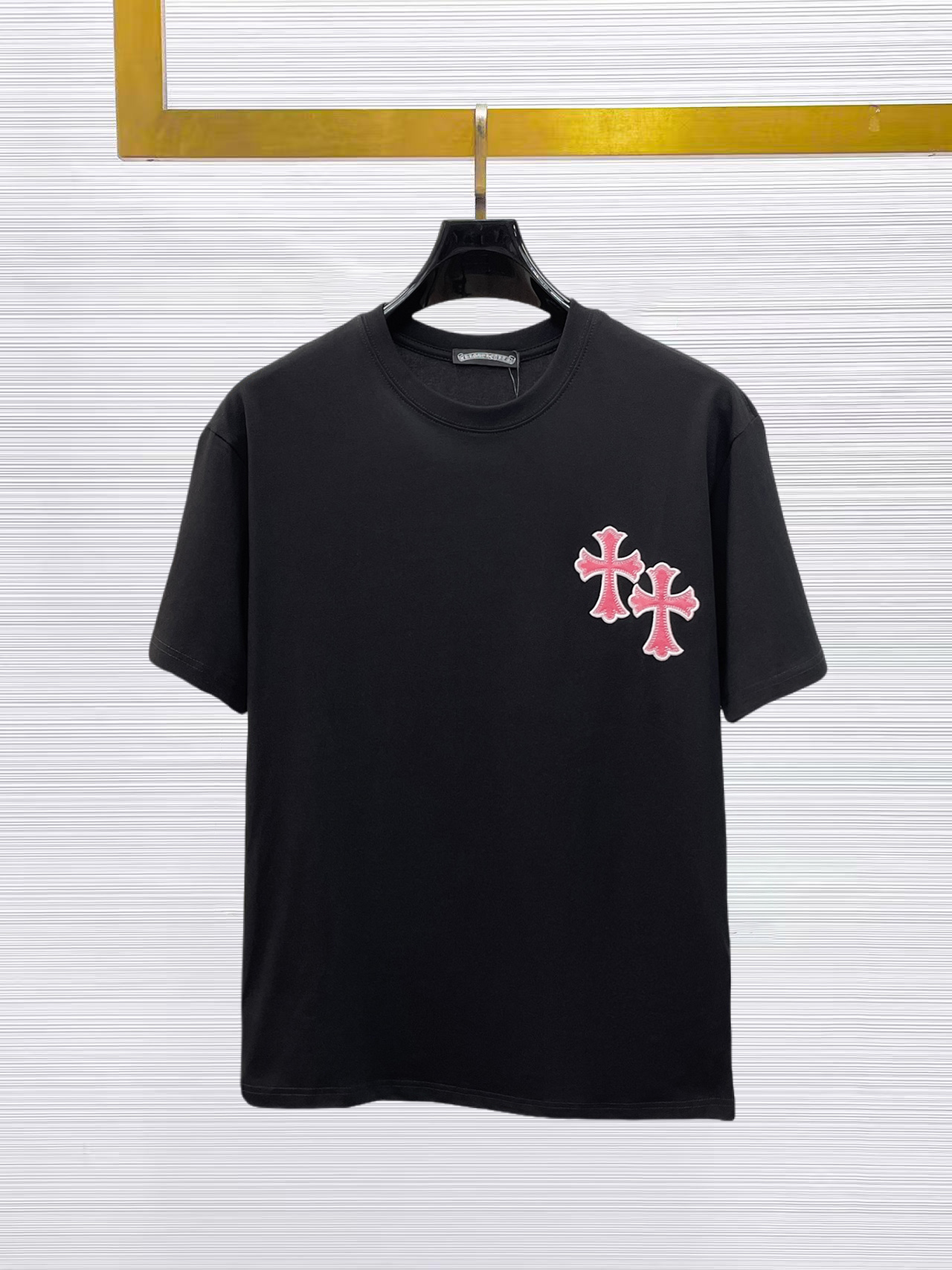 NO:874708,Crow Heart's top products 2025 spring and summer new debut counter latest short-sleeved round neck T-shirt, high-end custom design, avant-garde and fashionable!  The brand logo is designed with heavy craftsmanship. High-end customized 260g fabric. Soft to the touch. Comfortable to wear. Exquisite stitching at the counter level. Fine workmanship. The upper body effect is incomparably handsome!  A must-have item for a stylish man!  Size M-XXXL,,chrome hearts,T-shirt,tees,t-shirt,19860909克罗心 顶级货品2025春夏新款首发专柜最新款短袖圆领T恤 高端订制 设计前卫时尚！品牌logo重工艺设计 高端定制260克面料.手感柔软.穿着舒适.专柜级别精致车线.做工精细.上身效果无敌帅气！型男必备单品！码数M-XXXL,,chrome hearts,T-shirt,tees，t-shirt,,Men's clothing