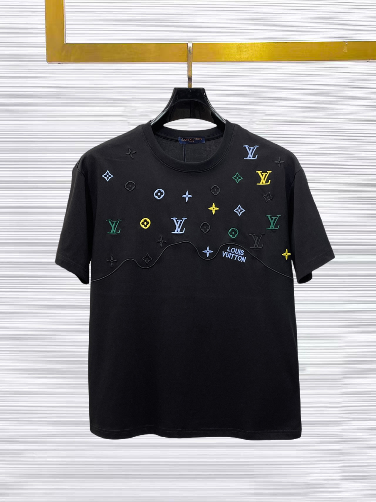 NO:874714,LV top products 2025 spring and summer new debut counter latest short-sleeved round neck T-shirt, high-end customization, avant-garde and fashionable design!  The brand logo is designed with heavy craftsmanship. High-end customized 260g fabric. Soft to the touch. Comfortable to wear. Exquisite stitching at the counter level. Fine workmanship. The upper body effect is incomparably handsome!  A must-have item for a stylish man!  Size M-XXXL,,louis vuitton,T-shirt,tees,t-shirt,19860909LV 顶级货品2025春夏新款首发专柜最新款短袖圆领T恤 高端订制 设计前卫时尚！品牌logo重工艺设计 高端定制260克面料.手感柔软.穿着舒适.专柜级别精致车线.做工精细.上身效果无敌帅气！型男必备单品！码数M-XXXL,,louis vuitton,T-shirt,tees，t-shirt,,Men's clothing