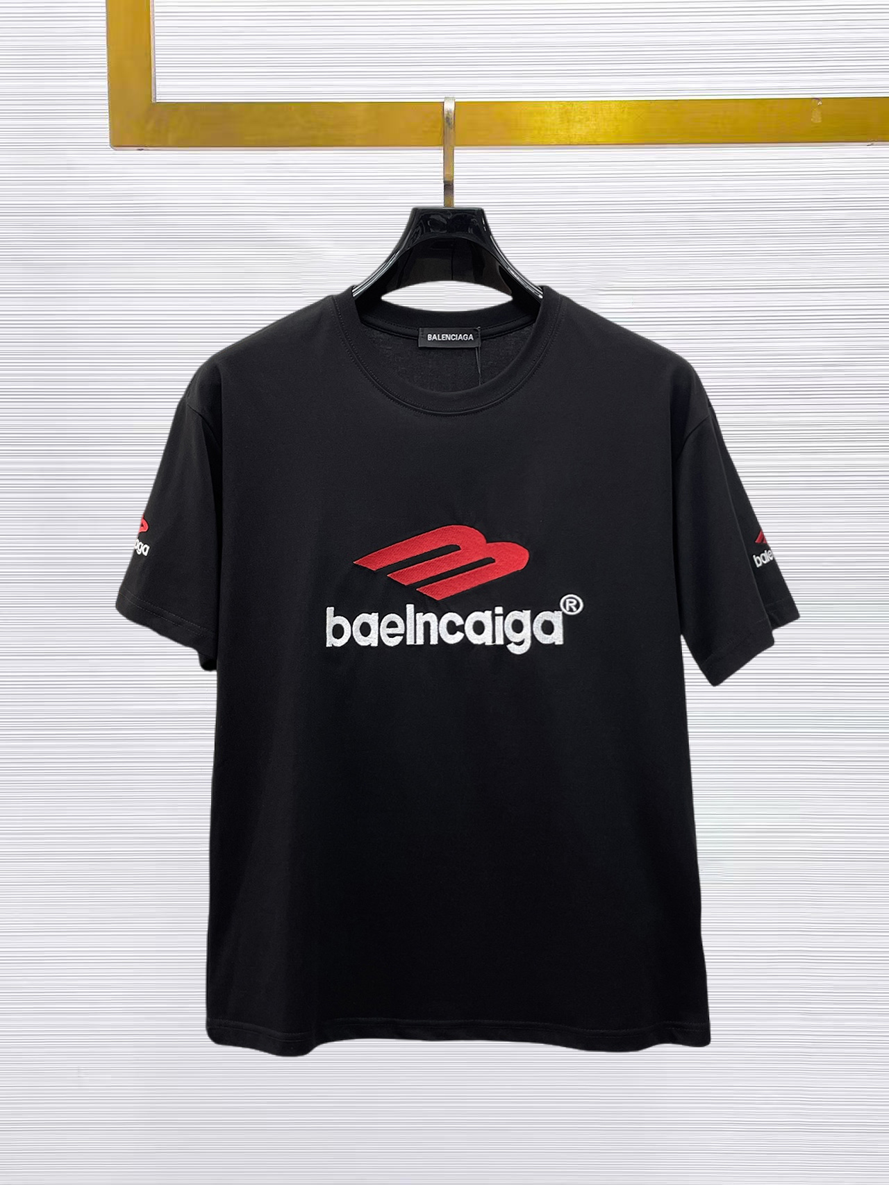 NO:874721,Balenciaga's top products 2025 spring and summer new debut counter latest short-sleeved round neck T-shirt, high-end customization, avant-garde and fashionable design!  The brand logo is designed with heavy craftsmanship. High-end customized 260g fabric. Soft to the touch. Comfortable to wear. Exquisite stitching at the counter level. Fine workmanship. The upper body effect is incomparably handsome!  A must-have item for a stylish man!  Size M-XXXL,,balenciaga,T-shirt,tees,t-shirt,19860909巴黎世家 顶级货品2025春夏新款首发专柜最新款短袖圆领T恤 高端订制 设计前卫时尚！品牌logo重工艺设计 高端定制260克面料.手感柔软.穿着舒适.专柜级别精致车线.做工精细.上身效果无敌帅气！型男必备单品！码数M-XXXL,,balenciaga,T-shirt,tees，t-shirt,,Men's clothing