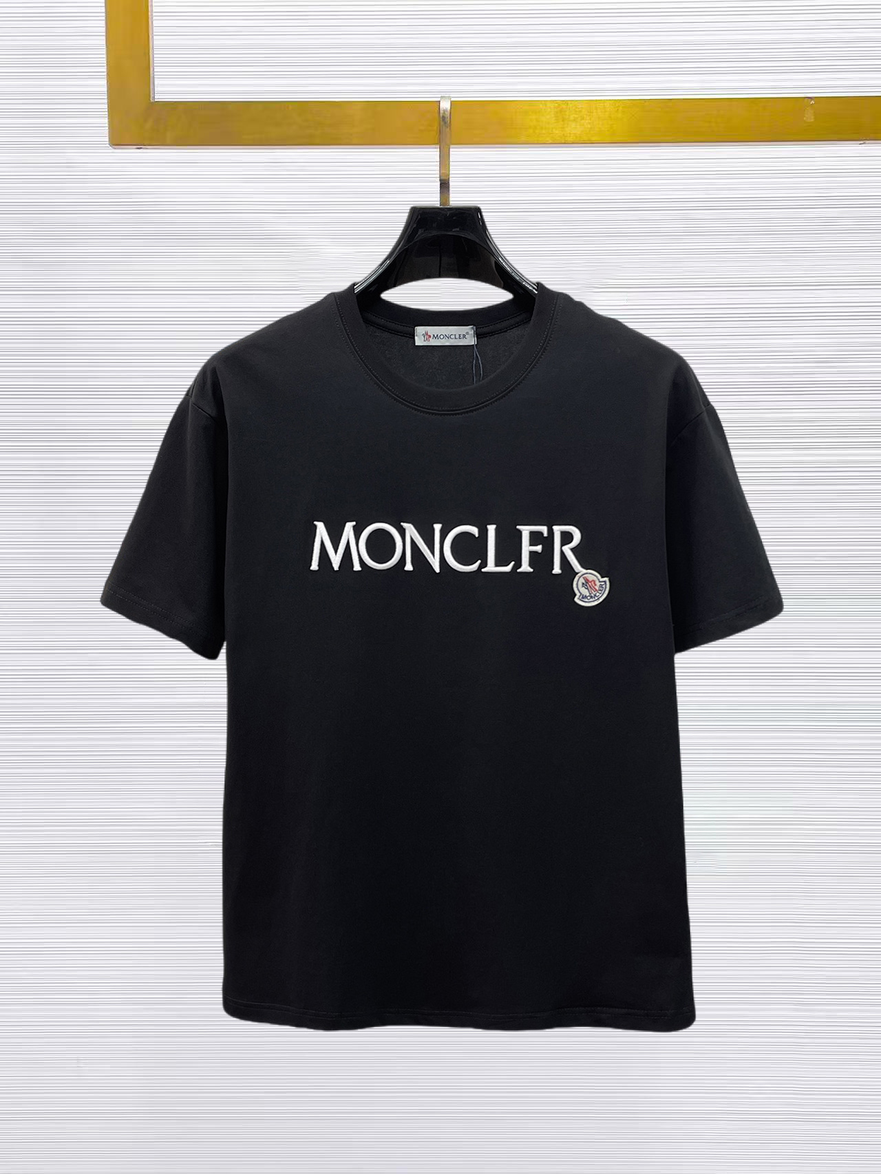 NO:874728,Mengkou's top products 2025 spring and summer new debut counter latest short-sleeved round neck T-shirt, high-end custom design, avant-garde and fashionable!  The brand logo is designed with heavy craftsmanship. High-end customized 260g fabric. Soft to the touch. Comfortable to wear. Exquisite stitching at the counter level. Fine workmanship. The upper body effect is incomparably handsome!  A must-have item for a stylish man!  Size M-XXXL,,Moncler,T-shirt,tees,t-shirt,19860909蒙口 顶级货品2025春夏新款首发专柜最新款短袖圆领T恤 高端订制 设计前卫时尚！品牌logo重工艺设计 高端定制260克面料.手感柔软.穿着舒适.专柜级别精致车线.做工精细.上身效果无敌帅气！型男必备单品！码数M-XXXL,,Moncler,T-shirt,tees，t-shirt,,Men's clothing