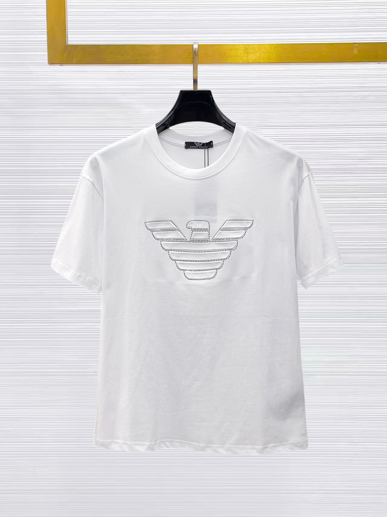 NO:874735,Armani's top product 2025 spring and summer new debut counter latest short-sleeved round neck T-shirt, high-end custom design, avant-garde and fashionable!  The brand logo is designed with heavy craftsmanship. High-end customized 260g fabric. Soft to the touch. Comfortable to wear. Exquisite stitching at the counter level. Fine workmanship. The upper body effect is incomparably handsome!  A must-have item for a stylish man!  Size M-XXXL,,armani,T-shirt,tees,t-shirt,19860909阿玛尼 顶级货品2025春夏新款首发专柜最新款短袖圆领T恤 高端订制 设计前卫时尚！品牌logo重工艺设计 高端定制260克面料.手感柔软.穿着舒适.专柜级别精致车线.做工精细.上身效果无敌帅气！型男必备单品！码数M-XXXL,,armani,T-shirt,tees，t-shirt,,Men's clothing