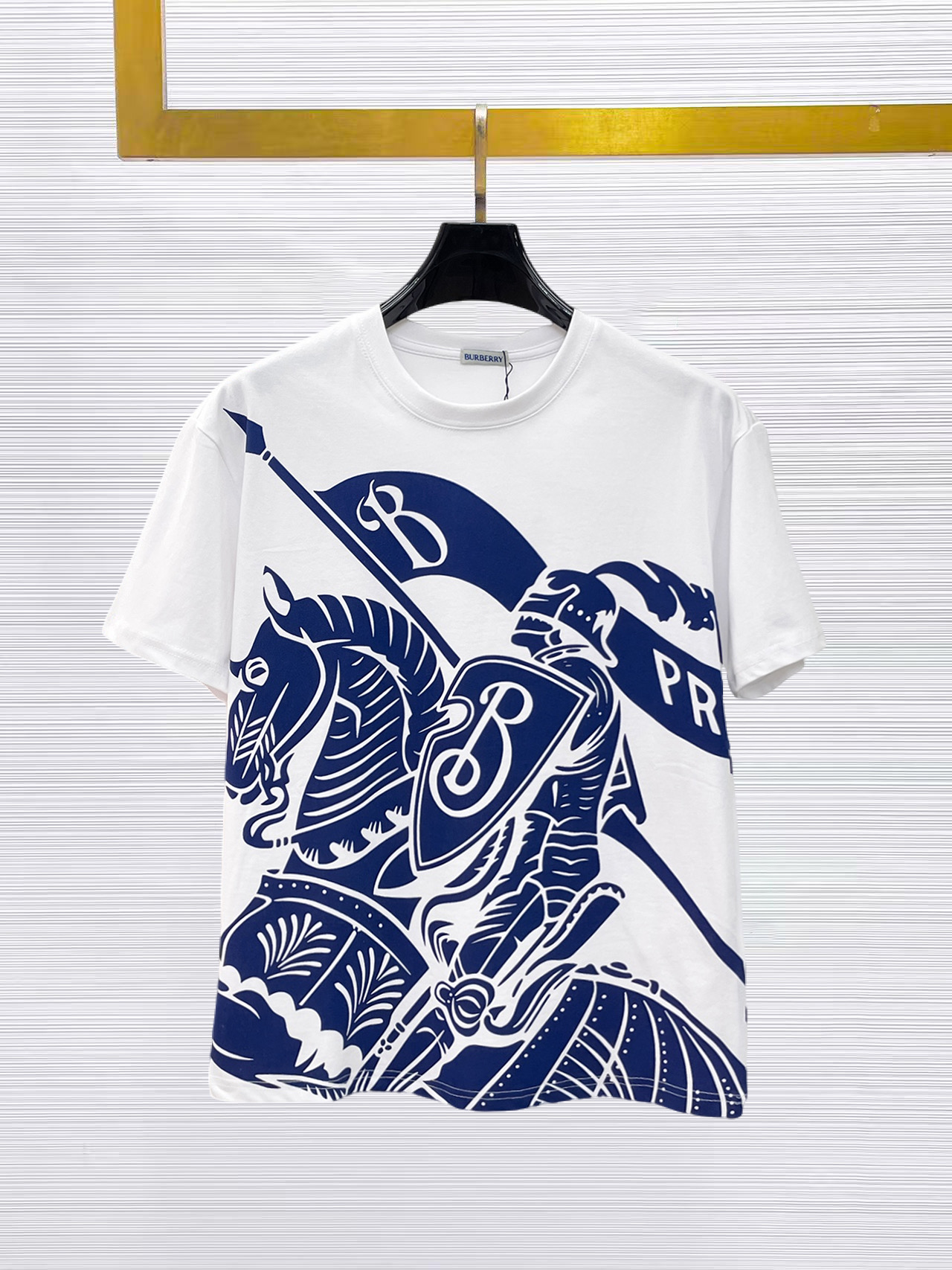 NO:874742,Burberry's top products 2025 spring and summer new debut counter latest short-sleeved round neck T-shirt, high-end custom design, avant-garde and fashionable!  The brand logo is designed with heavy craftsmanship. High-end customized 260g fabric. Soft to the touch. Comfortable to wear. Exquisite stitching at the counter level. Fine workmanship. The upper body effect is incomparably handsome!  A must-have item for a stylish man!  Size M-XXXL,,burberry,T-shirt,tees,t-shirt,19860909巴宝莉 顶级货品2025春夏新款首发专柜最新款短袖圆领T恤 高端订制 设计前卫时尚！品牌logo重工艺设计 高端定制260克面料.手感柔软.穿着舒适.专柜级别精致车线.做工精细.上身效果无敌帅气！型男必备单品！码数M-XXXL,,burberry,T-shirt,tees，t-shirt,,Men's clothing