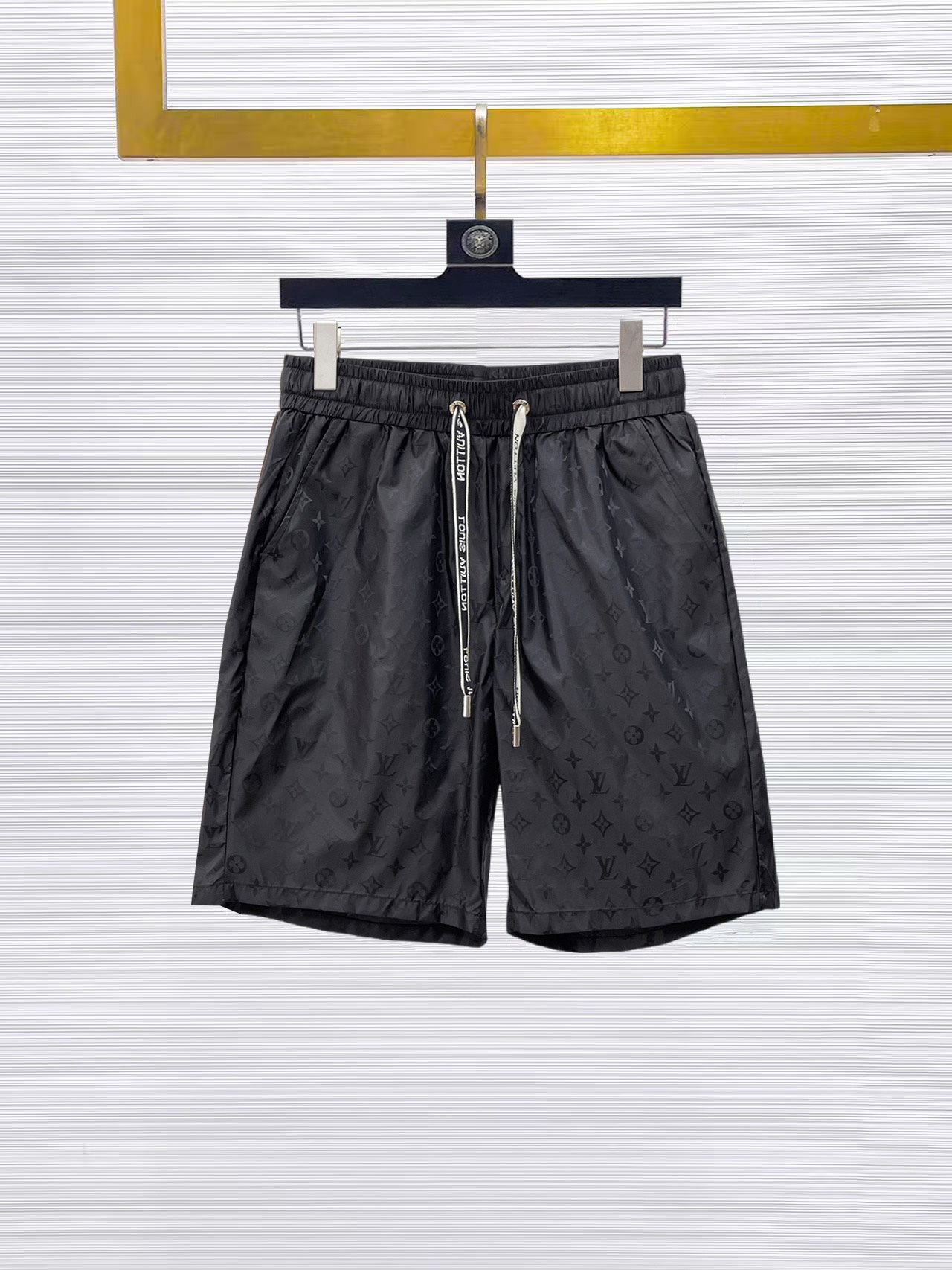 NO:874718,LV three-standard complete 2026 summer new men's casual shorts, advanced custom-made breathable fabrics, extremely breathable, elastic and comfortable, impeccable details, top-grade accessories, original logo design concept, delicate and soft feel!  The upper body fit is awesome!  Sizes M-XXXL, please state your height and weight when ordering,,louis vuitton,shorts,19860909LV 三标齐全 2026夏季新款男士休闲短裤,高级定制面料透气面料 透气弹力舒适度极高,细节无可挑剔,顶级辅料配备,原版logo设计理念,手感细腻柔软！上身版型超赞！尺码M-XXXL下单报身高体重,,louis vuitton,shorts,,Men's clothing