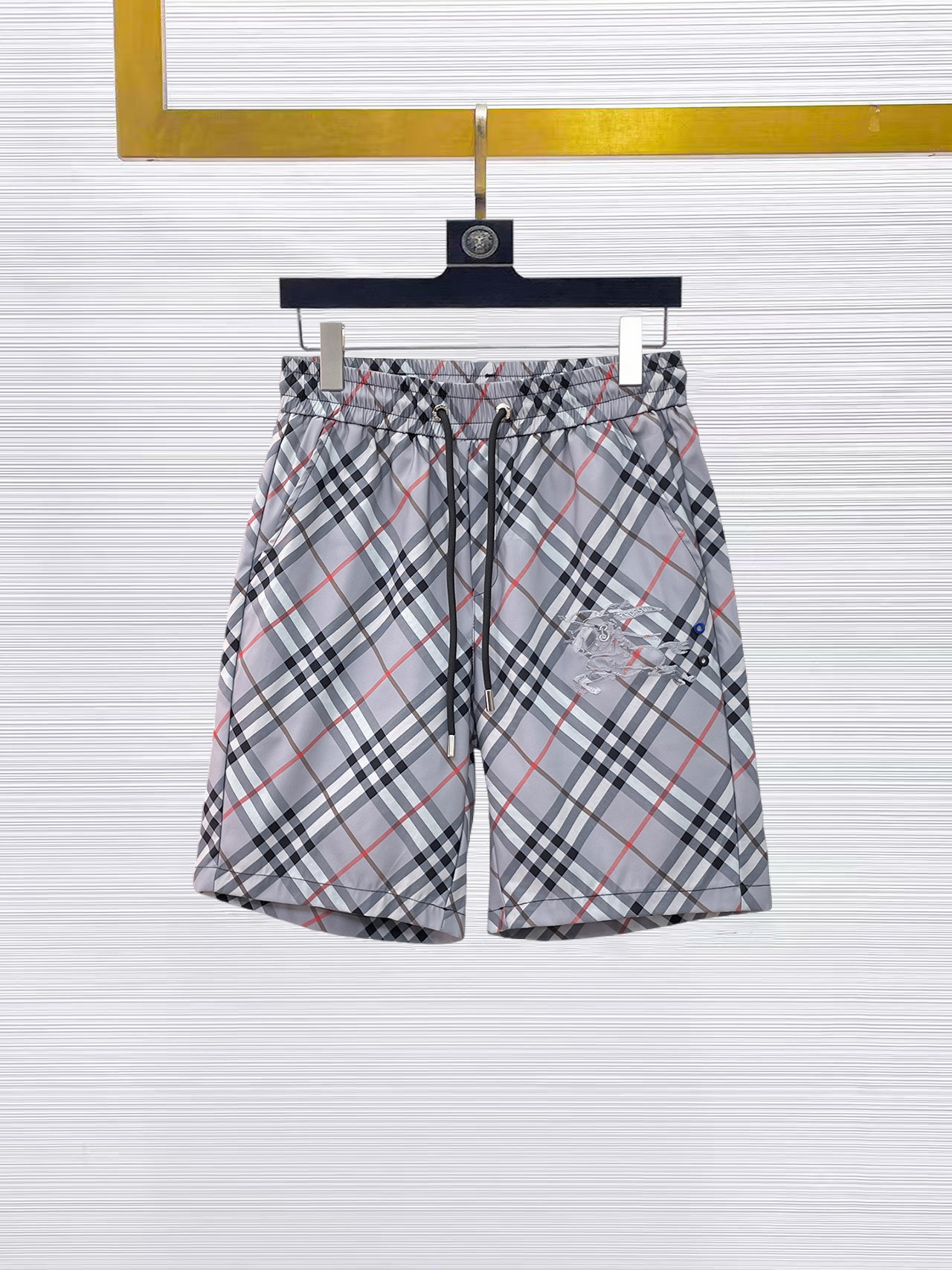 NO:874739,Burberry's three-standard complete 2026 new summer men's casual shorts, advanced custom-made breathable fabrics, extremely breathable, elastic and comfortable, impeccable details, top-grade accessories, original logo design concept, delicate and soft feel!  The upper body fit is awesome!  Sizes M-XXXL, please state your height and weight when ordering, burberry, shorts,19860909巴宝莉 三标齐全 2026夏季新款男士休闲短裤,高级定制面料透气面料 透气弹力舒适度极高,细节无可挑剔,顶级辅料配备,原版logo设计理念,手感细腻柔软！上身版型超赞！尺码M-XXXL下单报身高体重,,burberry,shorts,,Men's clothing