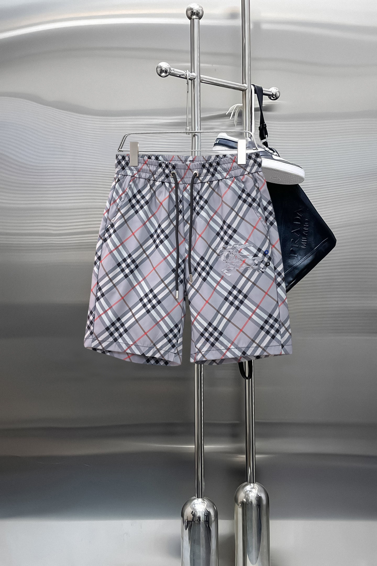 NO:869730,Burberry's three-standard complete 2026 new summer men's casual shorts, advanced custom-made breathable fabrics, extremely breathable, elastic and comfortable, impeccable details, top-grade accessories, original logo design concept, delicate and soft feel!  The upper body fit is awesome!  Sizes M-XXXL, please state your height and weight when ordering, burberry, shorts,19860909巴宝莉 三标齐全 2026夏季新款男士休闲短裤,高级定制面料透气面料 透气弹力舒适度极高,细节无可挑剔,顶级辅料配备,原版logo设计理念,手感细腻柔软！上身版型超赞！尺码M-XXXL下单报身高体重,,burberry,shorts,,Men's clothing