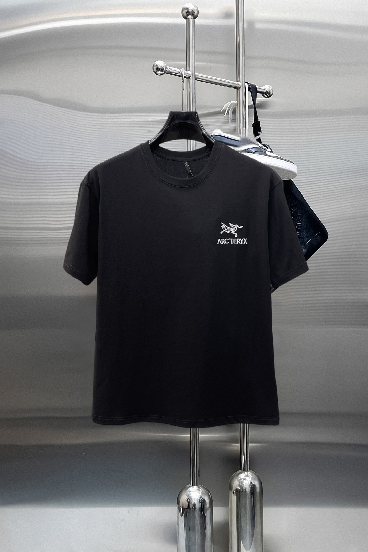 NO:843981,Arc'teryx's top products 2026 spring and summer new debut counter latest short-sleeved round neck T-shirt high-end custom design avant-garde fashion!  The brand logo is designed with heavy craftsmanship. High-end customized 260g fabric. Soft to the touch. Comfortable to wear. Exquisite stitching at the counter level. Fine workmanship. The upper body effect is incomparably handsome!  A must-have item for a stylish man!  Size M-XXXL,arc'teryx,T-shirt,tees,t-shirt,19860909始祖鸟 顶级货品2026春夏新款首发专柜最新款短袖圆领T恤 高端订制 设计前卫时尚！品牌logo重工艺设计 高端定制260克面料.手感柔软.穿着舒适.专柜级别精致车线.做工精细.上身效果无敌帅气！型男必备单品！码数M-XXXL,arc'teryx,T-shirt,tees，t-shirt,,Men's clothing
