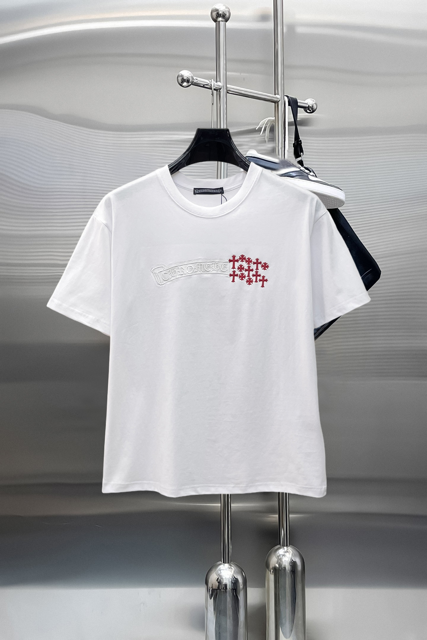 NO:843985,Kroxin's top products 2026 spring and summer new debut counter latest short-sleeved round neck T-shirt, high-end custom design, avant-garde and fashionable!  The brand logo is designed with heavy craftsmanship. High-end customized 260g fabric. Soft to the touch. Comfortable to wear. Exquisite stitching at the counter level. Fine workmanship. The upper body effect is incomparably handsome!  A must-have item for a stylish man!  Size M-XXXL,,chrome hearts,T-shirt,tees,t-shirt,19860909克罗心 顶级货品2026春夏新款首发专柜最新款短袖圆领T恤 高端订制 设计前卫时尚！品牌logo重工艺设计 高端定制260克面料.手感柔软.穿着舒适.专柜级别精致车线.做工精细.上身效果无敌帅气！型男必备单品！码数M-XXXL,,chrome hearts,T-shirt,tees，t-shirt,,Men's clothing