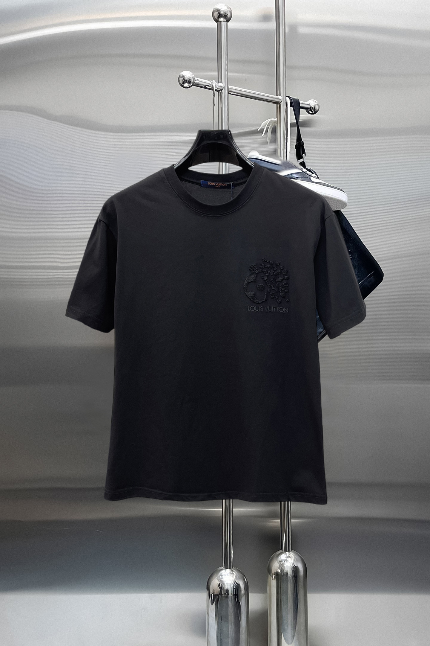 NO:843989,LV top products 2026 spring and summer new debut counter latest short-sleeved round neck T-shirt, high-end customization, avant-garde and fashionable design!  The brand logo is designed with heavy craftsmanship. High-end customized 260g fabric. Soft to the touch. Comfortable to wear. Exquisite stitching at the counter level. Fine workmanship. The upper body effect is incomparably handsome!  A must-have item for a stylish man!  Size M-XXXL,,louis vuitton,T-shirt,tees,t-shirt,19860909LV 顶级货品2026春夏新款首发专柜最新款短袖圆领T恤 高端订制 设计前卫时尚！品牌logo重工艺设计 高端定制260克面料.手感柔软.穿着舒适.专柜级别精致车线.做工精细.上身效果无敌帅气！型男必备单品！码数M-XXXL,,louis vuitton,T-shirt,tees，t-shirt,,Men's clothing