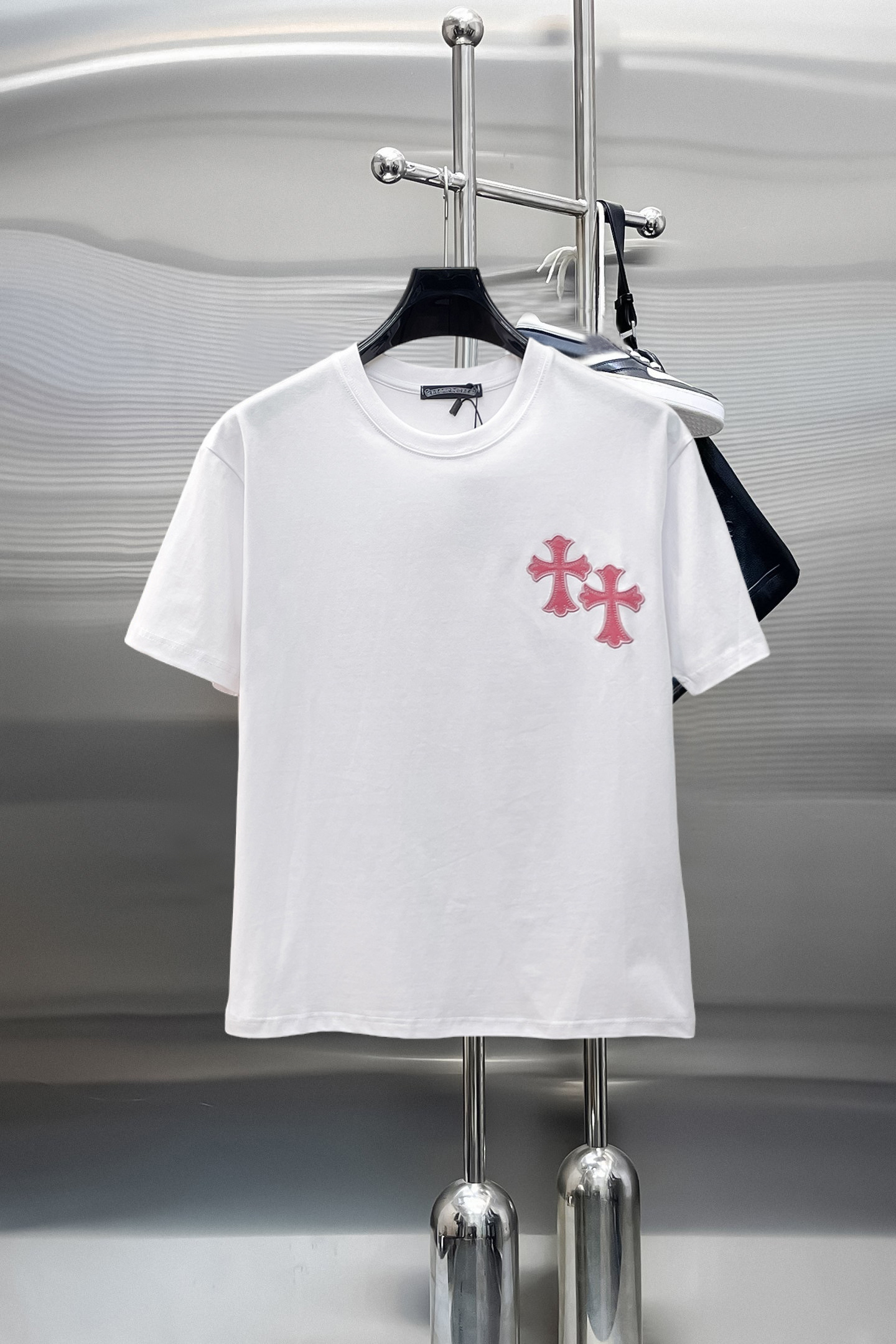 NO:843994,Kroxin's top products 2026 spring and summer new debut counter latest short-sleeved round neck T-shirt, high-end custom design, avant-garde and fashionable!  The brand logo is designed with heavy craftsmanship. High-end customized 260g fabric. Soft to the touch. Comfortable to wear. Exquisite stitching at the counter level. Fine workmanship. The upper body effect is incomparably handsome!  A must-have item for a stylish man!  Size M-XXXL,,chrome hearts,T-shirt,tees,t-shirt,19860909克罗心 顶级货品2026春夏新款首发专柜最新款短袖圆领T恤 高端订制 设计前卫时尚！品牌logo重工艺设计 高端定制260克面料.手感柔软.穿着舒适.专柜级别精致车线.做工精细.上身效果无敌帅气！型男必备单品！码数M-XXXL,,chrome hearts,T-shirt,tees，t-shirt,,Men's clothing