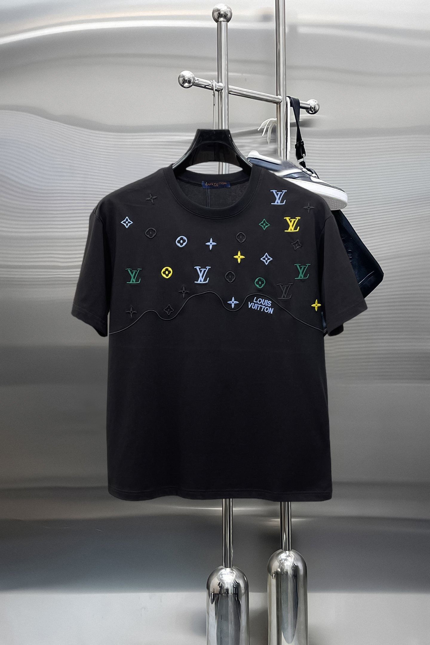 NO:843999,LV top products 2026 spring and summer new debut counter latest short-sleeved round neck T-shirt, high-end customization, avant-garde and fashionable design!  The brand logo is designed with heavy craftsmanship. High-end customized 260g fabric. Soft to the touch. Comfortable to wear. Exquisite stitching at the counter level. Fine workmanship. The upper body effect is incomparably handsome!  A must-have item for a stylish man!  Size M-XXXL,,louis vuitton,T-shirt,tees,t-shirt,19860909LV 顶级货品2026春夏新款首发专柜最新款短袖圆领T恤 高端订制 设计前卫时尚！品牌logo重工艺设计 高端定制260克面料.手感柔软.穿着舒适.专柜级别精致车线.做工精细.上身效果无敌帅气！型男必备单品！码数M-XXXL,,louis vuitton,T-shirt,tees，t-shirt,,Men's clothing