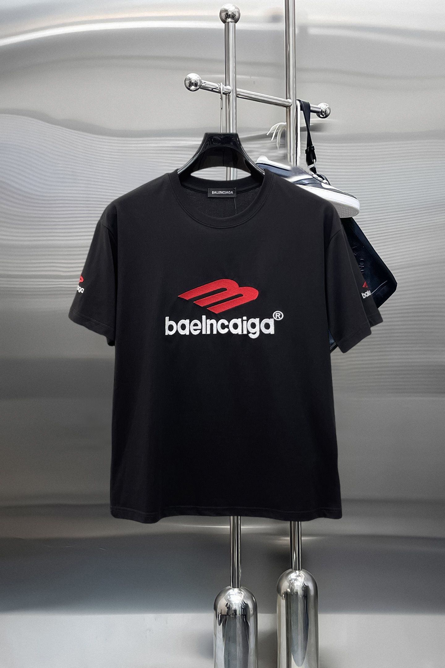 NO:844004,Balenciaga's top products 2026 spring and summer new debut counter latest short-sleeved round neck T-shirt, high-end customization, avant-garde and fashionable design!  The brand logo is designed with heavy craftsmanship. High-end customized 260g fabric. Soft to the touch. Comfortable to wear. Exquisite stitching at the counter level. Fine workmanship. The upper body effect is incomparably handsome!  A must-have item for a stylish man!  Size M-XXXL,,balenciaga,T-shirt,tees,t-shirt,19860909巴黎世家 顶级货品2026春夏新款首发专柜最新款短袖圆领T恤 高端订制 设计前卫时尚！品牌logo重工艺设计 高端定制260克面料.手感柔软.穿着舒适.专柜级别精致车线.做工精细.上身效果无敌帅气！型男必备单品！码数M-XXXL,,balenciaga,T-shirt,tees，t-shirt,,Men's clothing