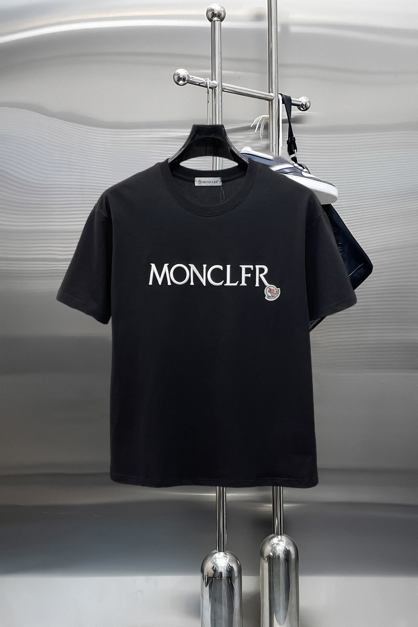 NO:844009,Mengkou's top products 2026 spring and summer new debut counter latest short-sleeved round neck T-shirt, high-end custom design, avant-garde and fashionable!  The brand logo is designed with heavy craftsmanship. High-end customized 260g fabric. Soft to the touch. Comfortable to wear. Exquisite stitching at the counter level. Fine workmanship. The upper body effect is incomparably handsome!  A must-have item for a stylish man!  Size M-XXXL,,Moncler,T-shirt,tees,t-shirt,19860909蒙口 顶级货品2026春夏新款首发专柜最新款短袖圆领T恤 高端订制 设计前卫时尚！品牌logo重工艺设计 高端定制260克面料.手感柔软.穿着舒适.专柜级别精致车线.做工精细.上身效果无敌帅气！型男必备单品！码数M-XXXL,,Moncler,T-shirt,tees，t-shirt,,Men's clothing