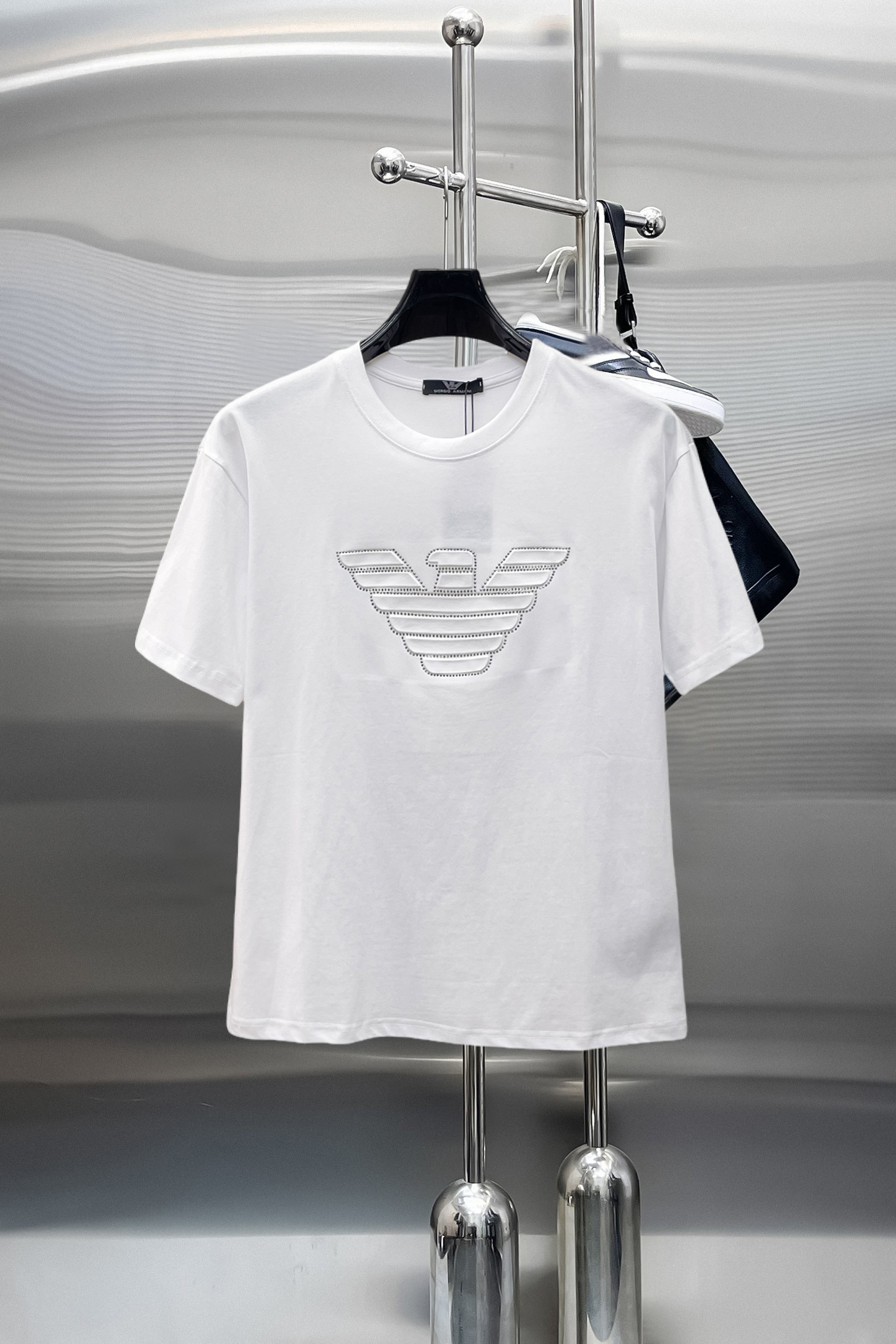 NO:844014,Armani's top product 2026 spring and summer new debut counter latest short-sleeved round neck T-shirt, high-end custom design, avant-garde and fashionable!  The brand logo is designed with heavy craftsmanship. High-end customized 260g fabric. Soft to the touch. Comfortable to wear. Exquisite stitching at the counter level. Fine workmanship. The upper body effect is incomparably handsome!  A must-have item for a stylish man!  Size M-XXXL,,armani,T-shirt,tees,t-shirt,19860909阿玛尼 顶级货品2026春夏新款首发专柜最新款短袖圆领T恤 高端订制 设计前卫时尚！品牌logo重工艺设计 高端定制260克面料.手感柔软.穿着舒适.专柜级别精致车线.做工精细.上身效果无敌帅气！型男必备单品！码数M-XXXL,,armani,T-shirt,tees，t-shirt,,Men's clothing