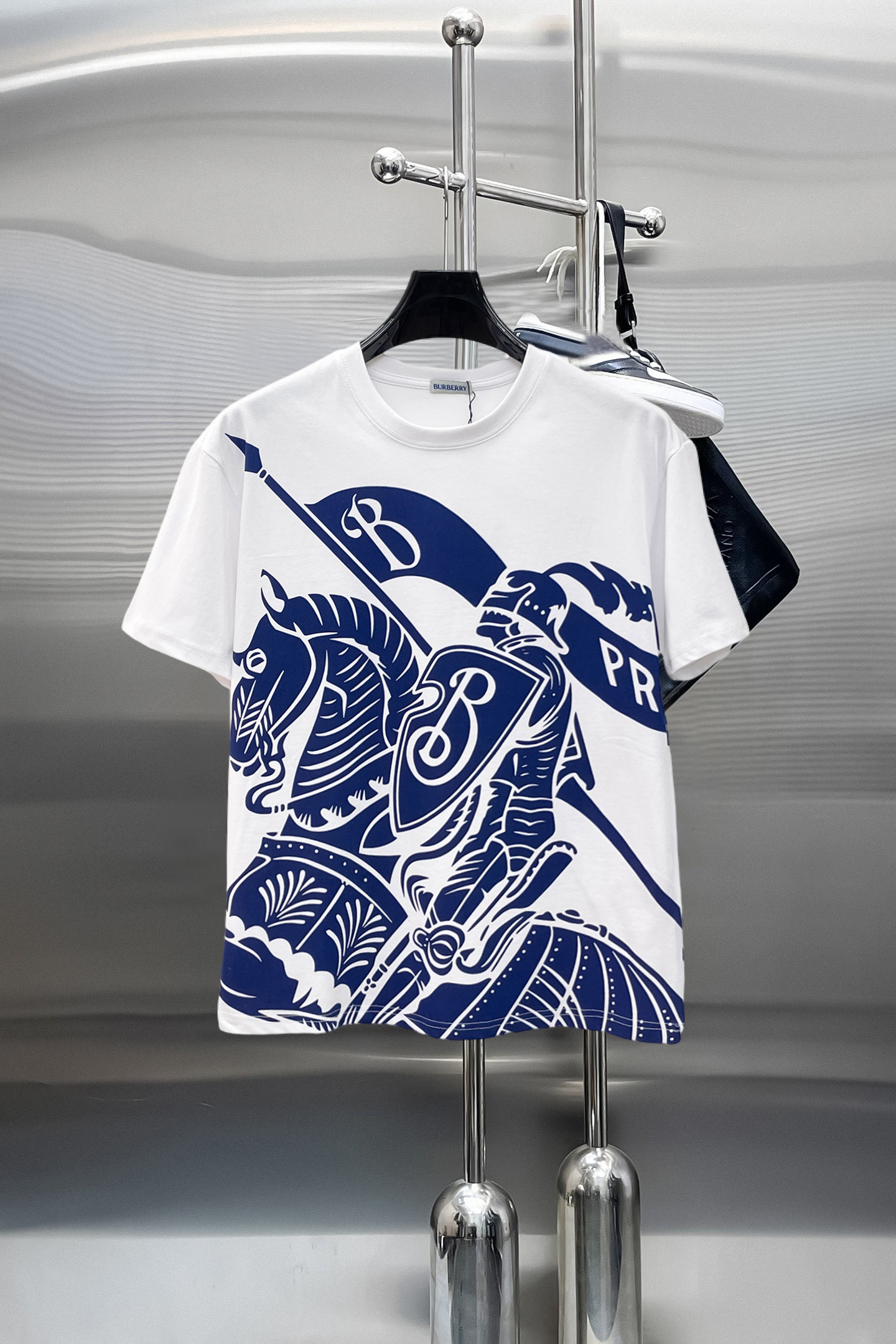 NO:844019,Burberry's top products 2026 spring and summer new debut counter latest short-sleeved round neck T-shirt, high-end custom design, avant-garde and fashionable!  The brand logo is designed with heavy craftsmanship. High-end customized 260g fabric. Soft to the touch. Comfortable to wear. Exquisite stitching at the counter level. Fine workmanship. The upper body effect is incomparably handsome!  A must-have item for a stylish man!  Size M-XXXL,,burberry,T-shirt,tees,t-shirt,19860909巴宝莉 顶级货品2026春夏新款首发专柜最新款短袖圆领T恤 高端订制 设计前卫时尚！品牌logo重工艺设计 高端定制260克面料.手感柔软.穿着舒适.专柜级别精致车线.做工精细.上身效果无敌帅气！型男必备单品！码数M-XXXL,,burberry,T-shirt,tees，t-shirt,,Men's clothing
