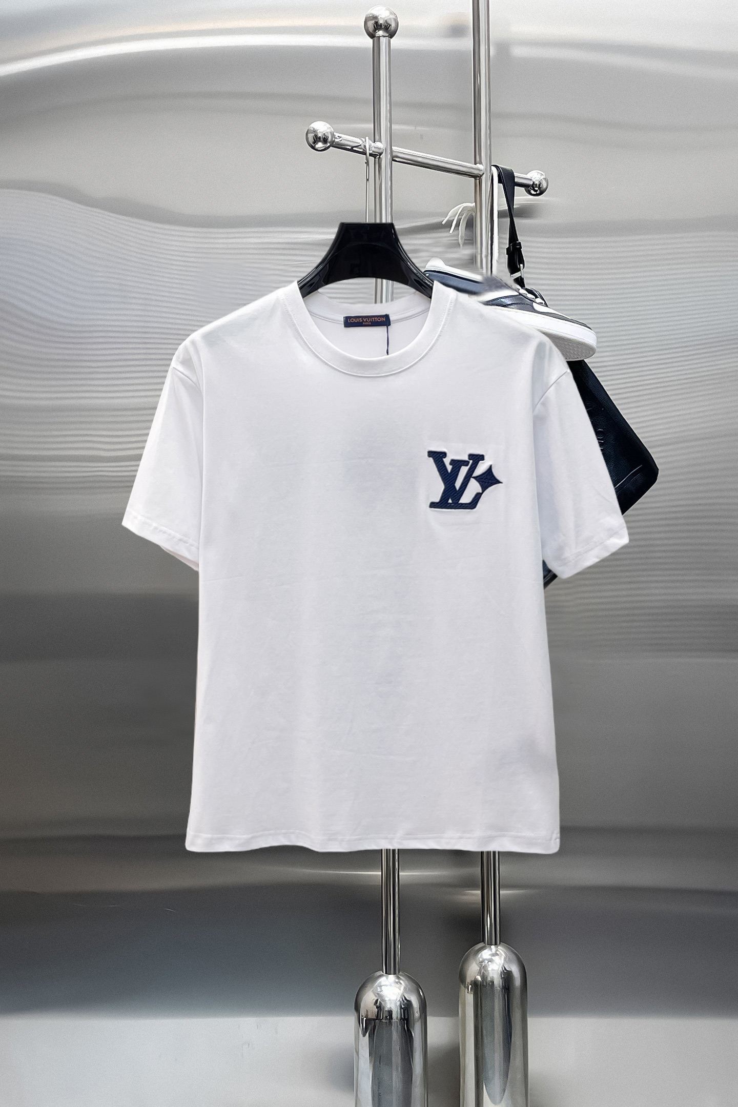 NO:844023,LV top products 2026 spring and summer new debut counter latest short-sleeved round neck T-shirt, high-end customization, avant-garde and fashionable design!  The brand logo is designed with heavy craftsmanship. High-end customized 260g fabric. Soft to the touch. Comfortable to wear. Exquisite stitching at the counter level. Fine workmanship. The upper body effect is incomparably handsome!  A must-have item for a stylish man!  Size M-XXXL,,louis vuitton,T-shirt,tees,t-shirt,19860909LV 顶级货品2026春夏新款首发专柜最新款短袖圆领T恤 高端订制 设计前卫时尚！品牌logo重工艺设计 高端定制260克面料.手感柔软.穿着舒适.专柜级别精致车线.做工精细.上身效果无敌帅气！型男必备单品！码数M-XXXL,,louis vuitton,T-shirt,tees，t-shirt,,Men's clothing