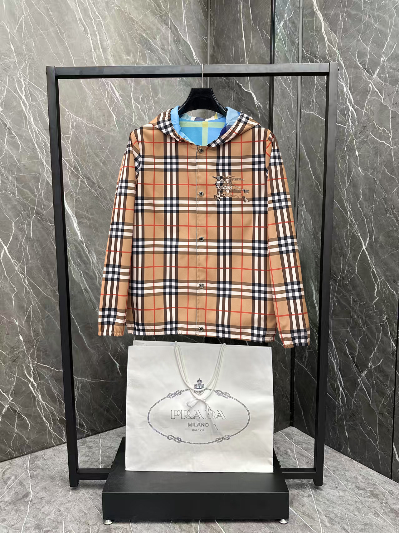 NO:876443,Same style as Burberry official website, on sale in advance!  2026ss spring new men's reversible jacket, original single and three-label complete high-end version!  , counter-customized fabrics with high breathability and comfort, impeccable details, brand element design concept, reflecting high quality. It feels delicate and soft!  It presents a casual cut and the upper body shape is awesome!  Size M～3XL, maximum wearing capacity is 195 catties.,,burberry,jackets & coats,jackets & coats,19860909巴宝莉 官网同款,提前发售！2026ss开春新款男士双面穿夹克外套,原单三标齐全高端版本！,专柜定制面料 透气舒适度高,细节无可挑剔,品牌元素设计理念,体现高品质.手感细腻柔软！呈现休闲裁剪,上身版型超赞！码数M～3XL,最大穿195斤.,,burberry,jackets & coats,jackets & coats,,Men's clothing