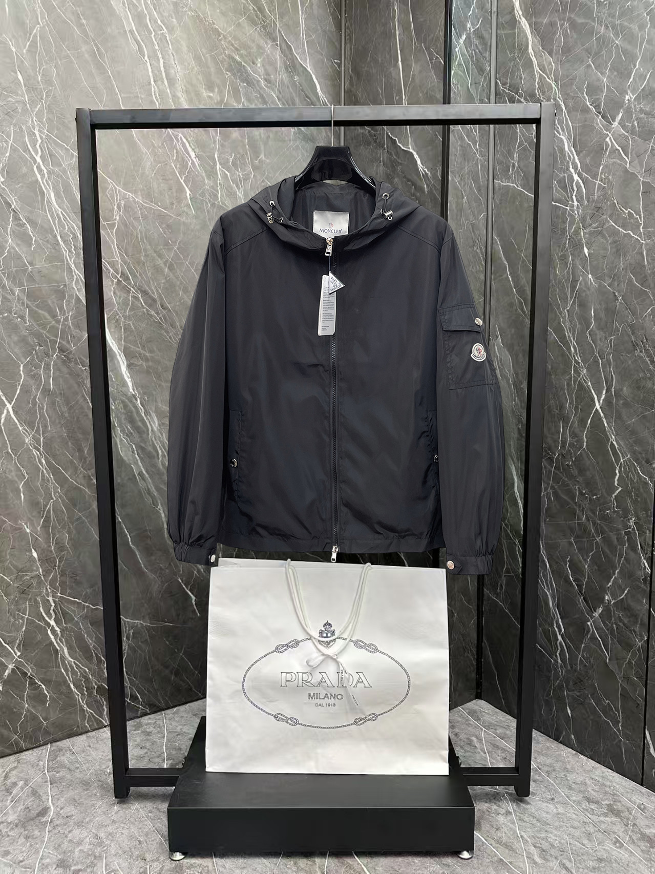 NO:876449,Mengkou The same style as the official website, complete with three labels, sold in advance. 2026ss new spring men's jacket, high-end version with complete three labels from the original order. Custom-made fabrics at the counter. Highly breathable and comfortable, impeccable details, brand element design concept, reflecting high quality. Delicate and soft feel. Casual tailoring, excellent upper body size. Size M～3XL, maximum wearing capacity is 195 catties. Moncler, jackets & coats, jackets & coats,19860909蒙口 官网同款,三标齐全,提前发售 2026ss开春新款男士夹克外套,原单三标齐全高端版本 专柜定制面料 透气舒适度高,细节无可挑剔,品牌元素设计理念,体现高品质.手感细腻柔软 呈现休闲裁剪,上身版型超赞 码数M～3XL,最大穿195斤,,Moncler,jackets & coats,jackets & coats,,Men's clothing