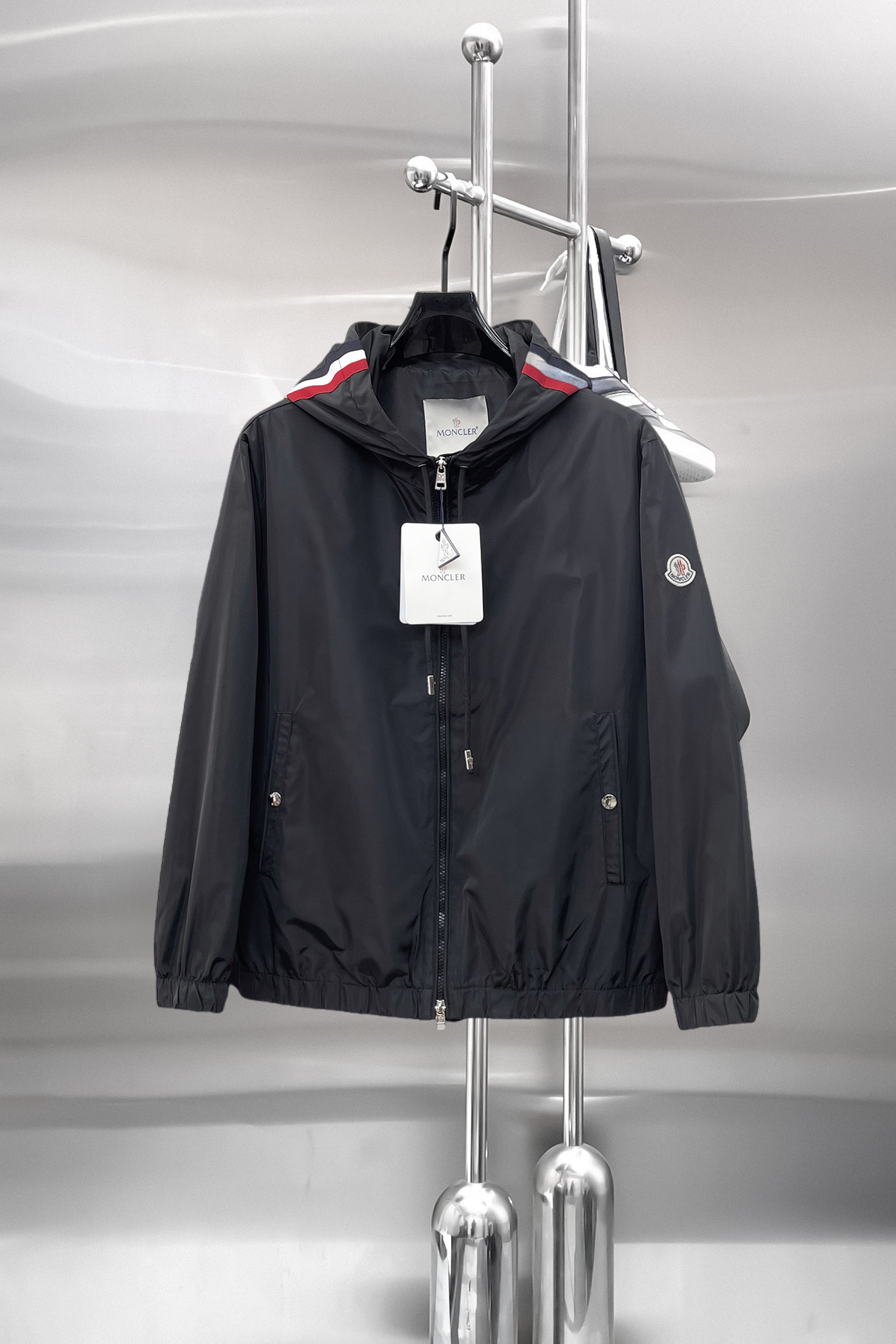 NO:849794,Same style as Mengkou official website, on sale in advance!  2026ss new men's jacket, original three-standard high-end version!  With hidden hood, custom-made fabrics at the counter, highly breathable and comfortable, impeccable details, brand element design concept, reflecting high quality. It feels delicate and soft!  It presents a casual cut and the upper body shape is awesome!  Size M～3XL, maximum wearing capacity is 195 catties.,,Moncler,jackets & coats,jackets & coats,hats,19860909蒙口 官网同款,提前发售！2026ss新款男士夹克外套,原单三标齐全高端版本！带隐藏帽,专柜定制面料 透气舒适度高,细节无可挑剔,品牌元素设计理念,体现高品质.手感细腻柔软！呈现休闲裁剪,上身版型超赞！码数M～3XL,最大穿195斤.,,Moncler,jackets & coats,jackets & coats,hats,,Men's clothing