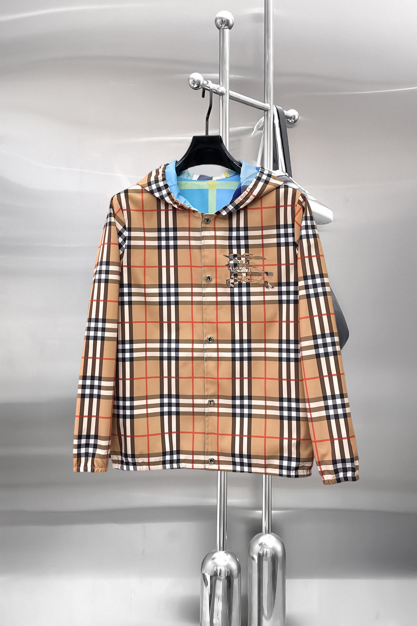 NO:849797,Same style as Burberry official website, on sale in advance!  2026ss spring new men's reversible jacket, original single and three-label complete high-end version!  , counter-customized fabrics with high breathability and comfort, impeccable details, brand element design concept, reflecting high quality. It feels delicate and soft!  It presents a casual cut and the upper body shape is awesome!  Size M～3XL, maximum wearing capacity is 195 catties.,,burberry,jackets & coats,jackets & coats,19860909巴宝莉 官网同款,提前发售！2026ss开春新款男士双面穿夹克外套,原单三标齐全高端版本！,专柜定制面料 透气舒适度高,细节无可挑剔,品牌元素设计理念,体现高品质.手感细腻柔软！呈现休闲裁剪,上身版型超赞！码数M～3XL,最大穿195斤.,,burberry,jackets & coats,jackets & coats,,Men's clothing