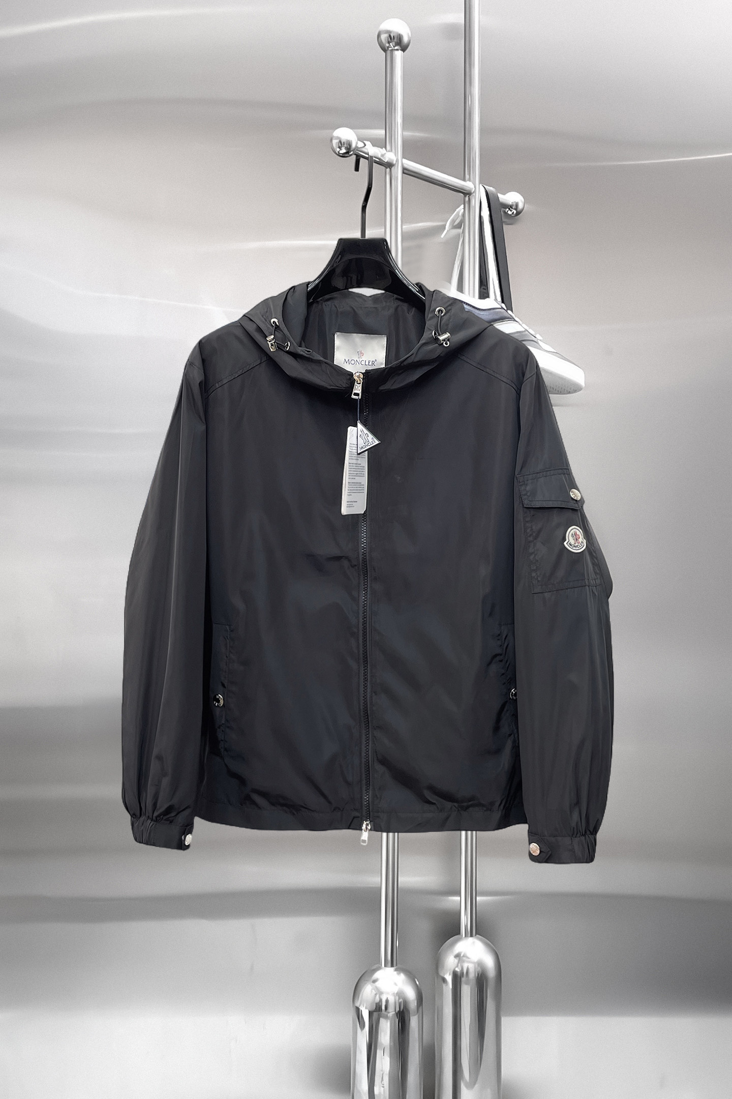 NO:849800,Same style as Mengkou official website, on sale in advance!  2026ss new men's jacket, original three-standard high-end version!  With hidden hood, custom-made fabrics at the counter, highly breathable and comfortable, impeccable details, brand element design concept, reflecting high quality. It feels delicate and soft!  It presents a casual cut and the upper body shape is awesome!  Size M～3XL, maximum wearing capacity is 195 catties.,,Moncler,jackets & coats,jackets & coats,hats,19860909蒙口 官网同款,提前发售！2026ss新款男士夹克外套,原单三标齐全高端版本！带隐藏帽,专柜定制面料 透气舒适度高,细节无可挑剔,品牌元素设计理念,体现高品质.手感细腻柔软！呈现休闲裁剪,上身版型超赞！码数M～3XL,最大穿195斤.,,Moncler,jackets & coats,jackets & coats,hats,,Men's clothing