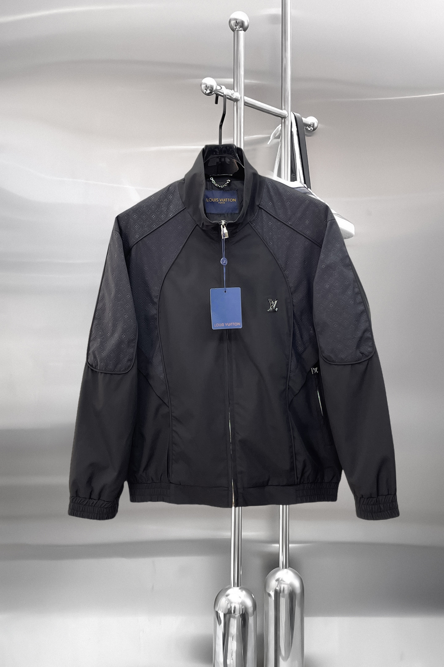 NO:849803,Same style as on LV official website, on sale in advance!  2026ss new men's jacket, original three-standard high-end version!  With hidden hood, custom-made fabrics at the counter, highly breathable and comfortable, impeccable details, brand element design concept, reflecting high quality. It feels delicate and soft!  It presents a casual cut and the upper body shape is awesome!  Size M～3XL, maximum wear is 195kg.,,louis vuitton,jackets & coats,jackets & coats,hats,19860909LV 官网同款,提前发售！2026ss新款男士夹克外套,原单三标齐全高端版本！带隐藏帽,专柜定制面料 透气舒适度高,细节无可挑剔,品牌元素设计理念,体现高品质.手感细腻柔软！呈现休闲裁剪,上身版型超赞！码数M～3XL,最大穿195斤.,,louis vuitton,jackets & coats,jackets & coats,hats,,Men's clothing