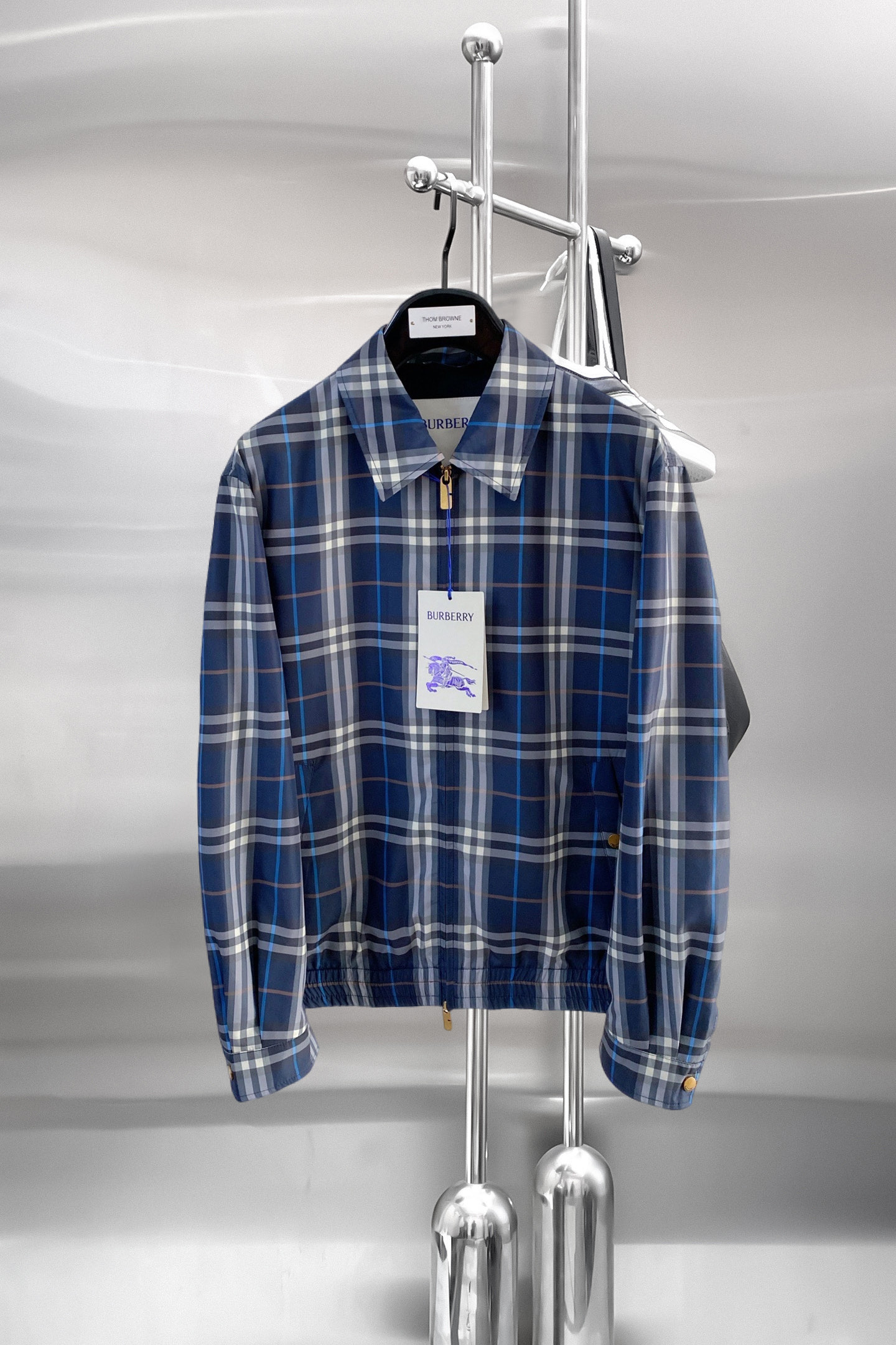 NO:849806,Same style as Burberry official website, on sale in advance!  2026ss new men's jacket, original three-standard high-end version!  With hidden hood, custom-made fabrics at the counter, highly breathable and comfortable, impeccable details, brand element design concept, reflecting high quality. It feels delicate and soft!  It presents a casual cut and the upper body shape is awesome!  Size M～3XL, maximum wearing capacity is 195 catties.,,burberry,jackets & coats,jackets & coats,hats,19860909巴宝莉 官网同款,提前发售！2026ss新款男士夹克外套,原单三标齐全高端版本！带隐藏帽,专柜定制面料 透气舒适度高,细节无可挑剔,品牌元素设计理念,体现高品质.手感细腻柔软！呈现休闲裁剪,上身版型超赞！码数M～3XL,最大穿195斤.,,burberry,jackets & coats,jackets & coats,hats,,Men's clothing
